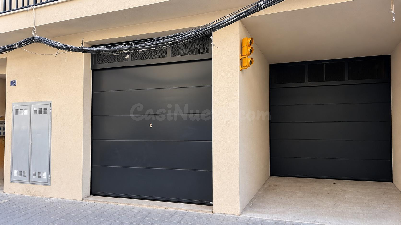 AMPLIO GARAJE PRIVADO CON DOBLE ENTRADA