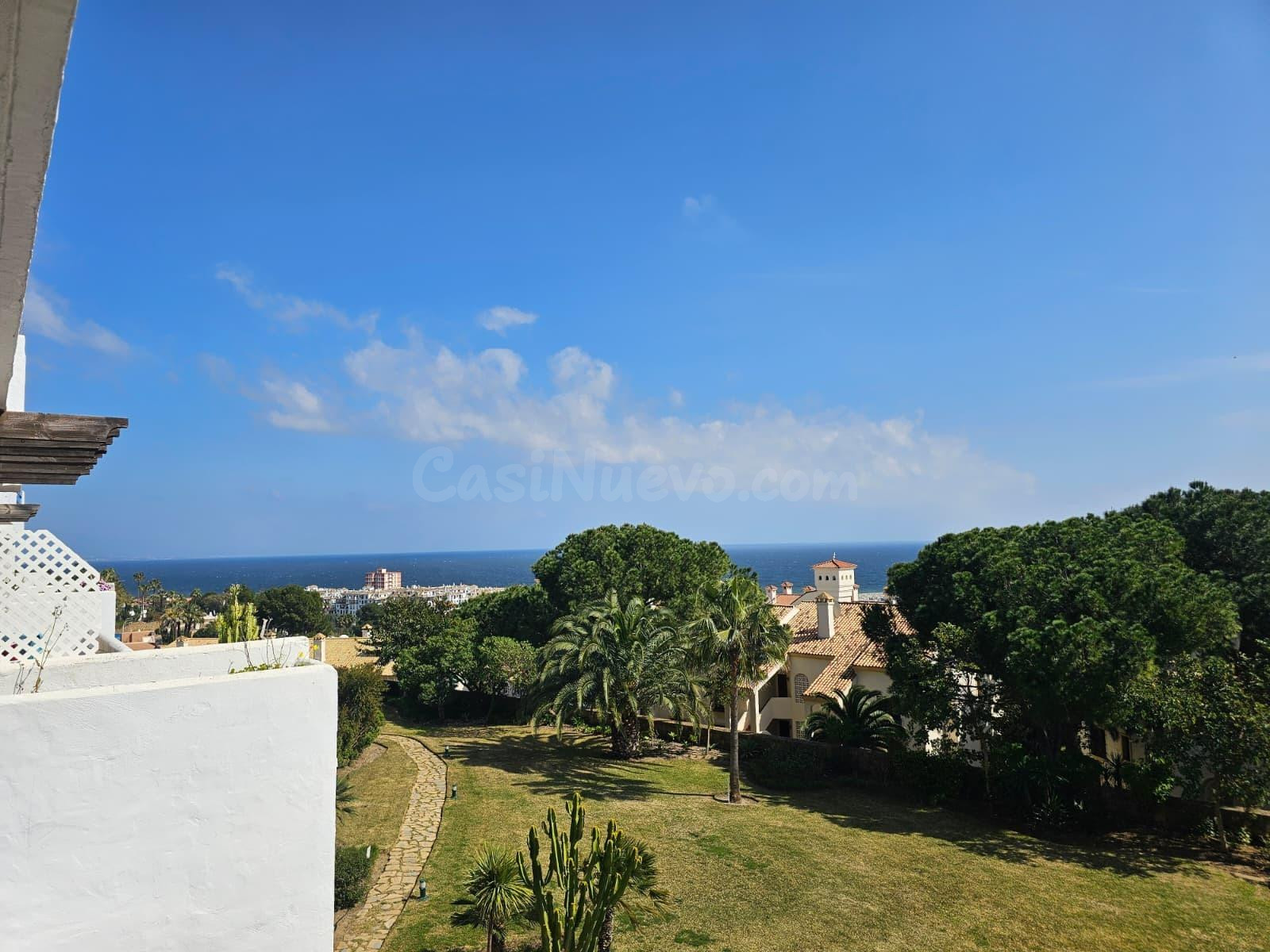 Apartamento de 2 dormitorios con terraza y vistas laterales al mar cerca del Puerto de La Duquesa