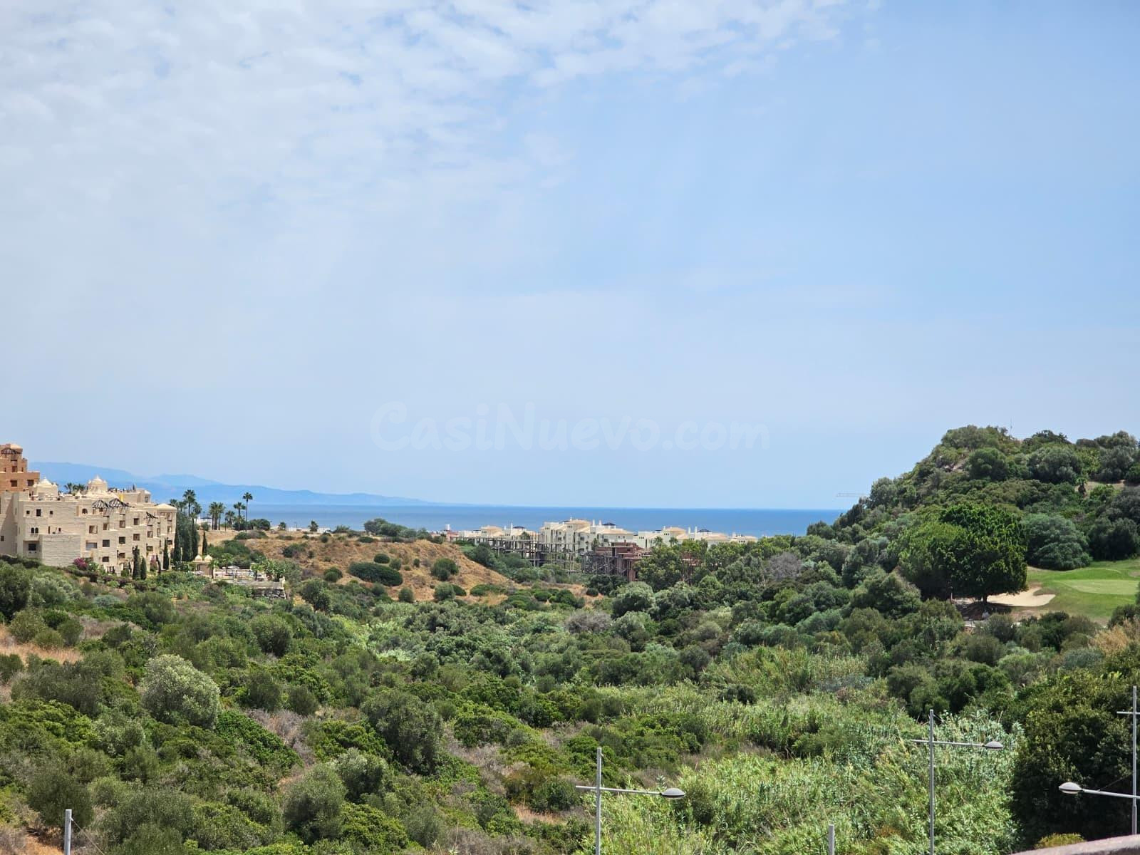 Magnífico apartamento de 2 dormitorios con vistas al mar y terraza de 18 m2 – Duquesa Village