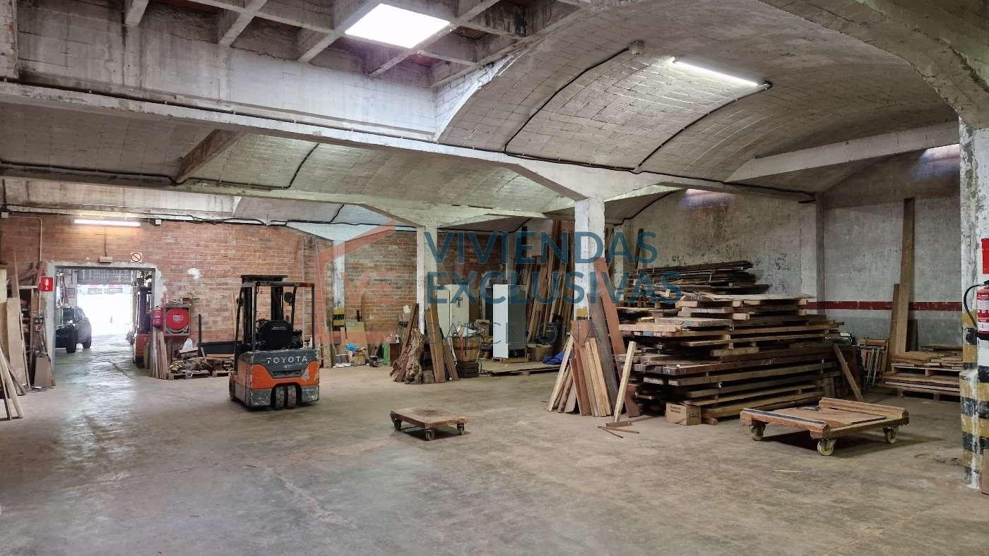 Junto a Fira de Barcelona- local con  auténtico carácter industrial
