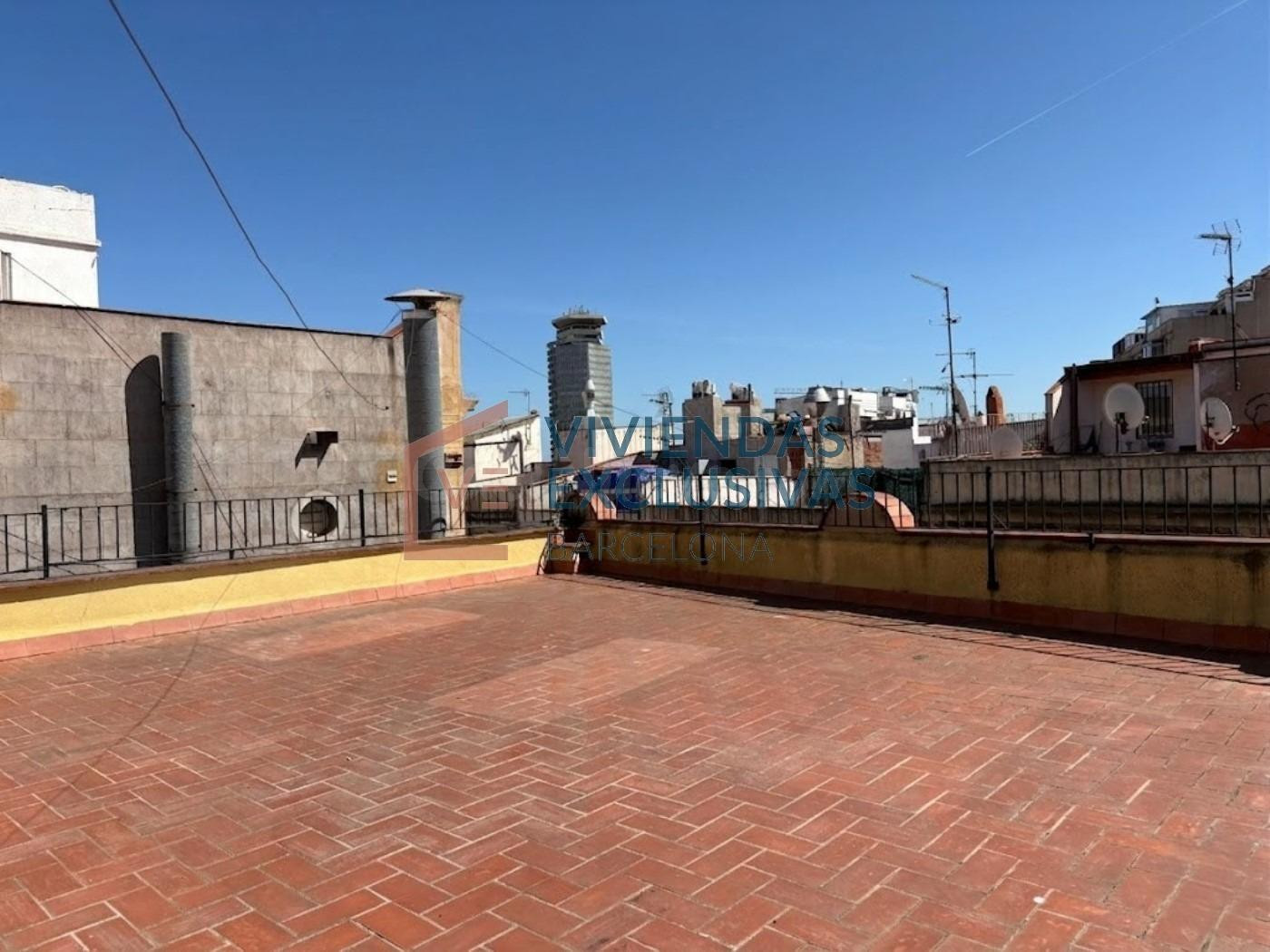 Ático con Terraza Privada de 50 m2:  Historia y Potencial en Nou de la Rambla