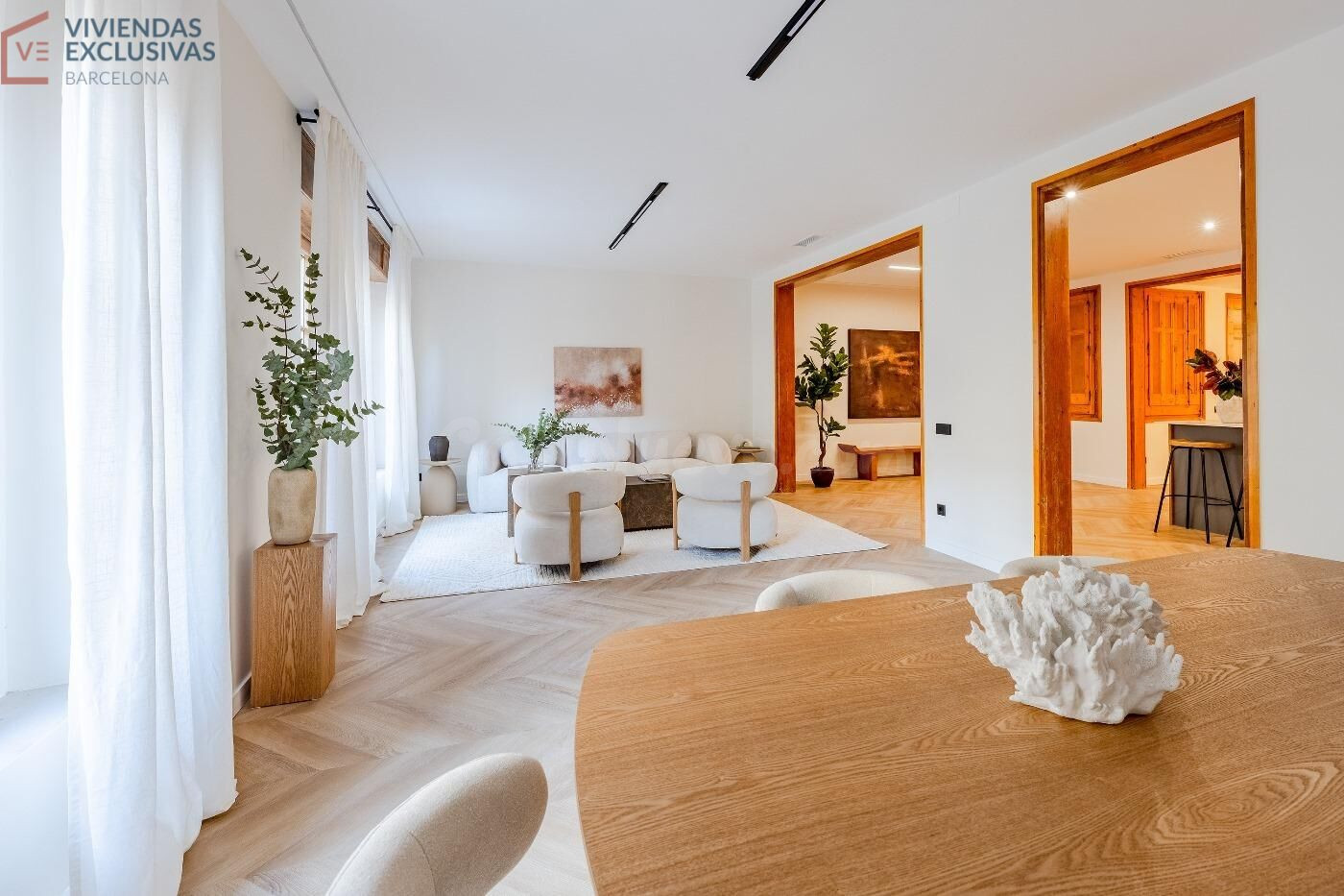 Vivienda de 214 m2 reformada con 4 dormitorios, suite y dos patios en finca clásica de Muntaner-Diagonal