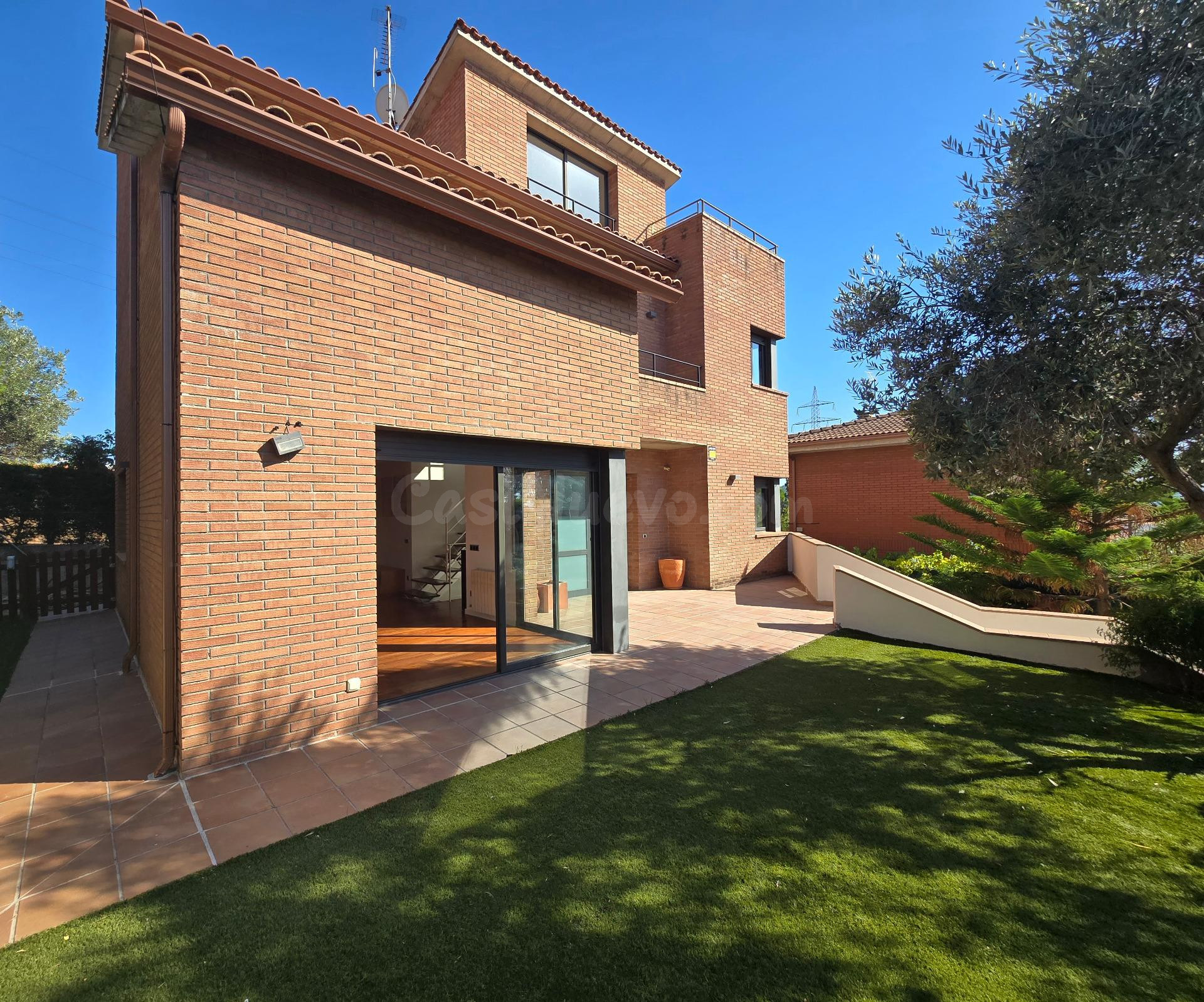 Chalet en Els Avets (Rubí): 239 m2 construidos, luz natural,