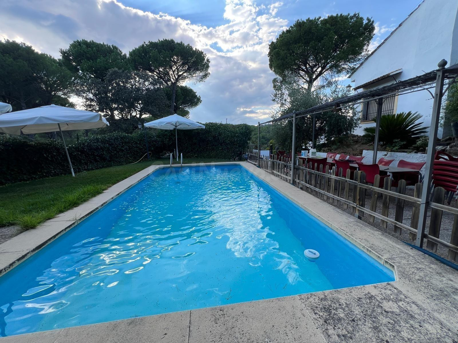 Chalet independiente en Trassierra con piscina y vistas a la sierra – 7 dormitorios y parcela de 1.751 m2