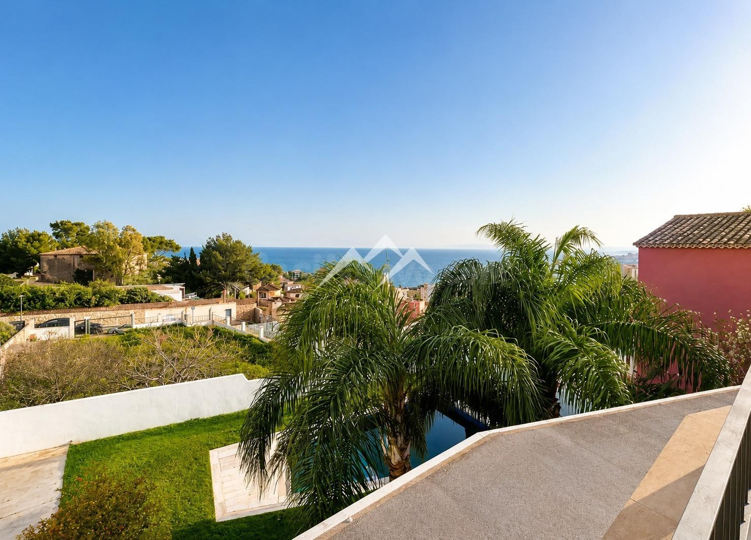Apartamento con vistas al mar y piscina para alquiler de corta estancia en Cala Major