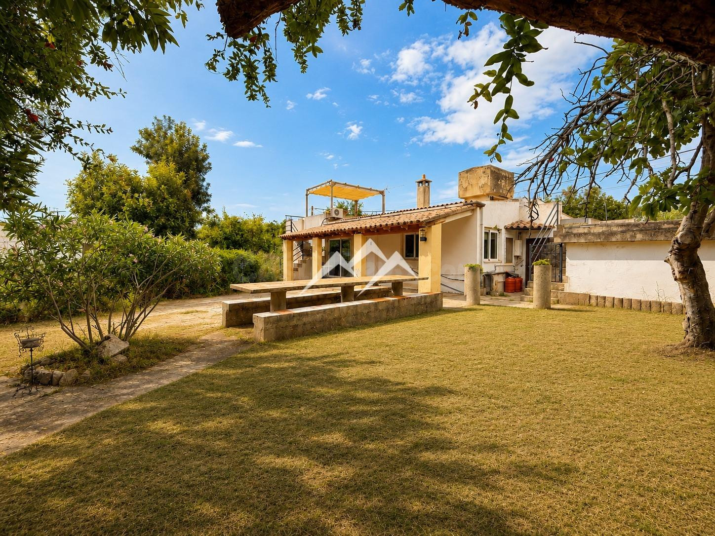 Finca rústica en Esporles con vivienda, amplios anexos y vistas a la Tramuntana