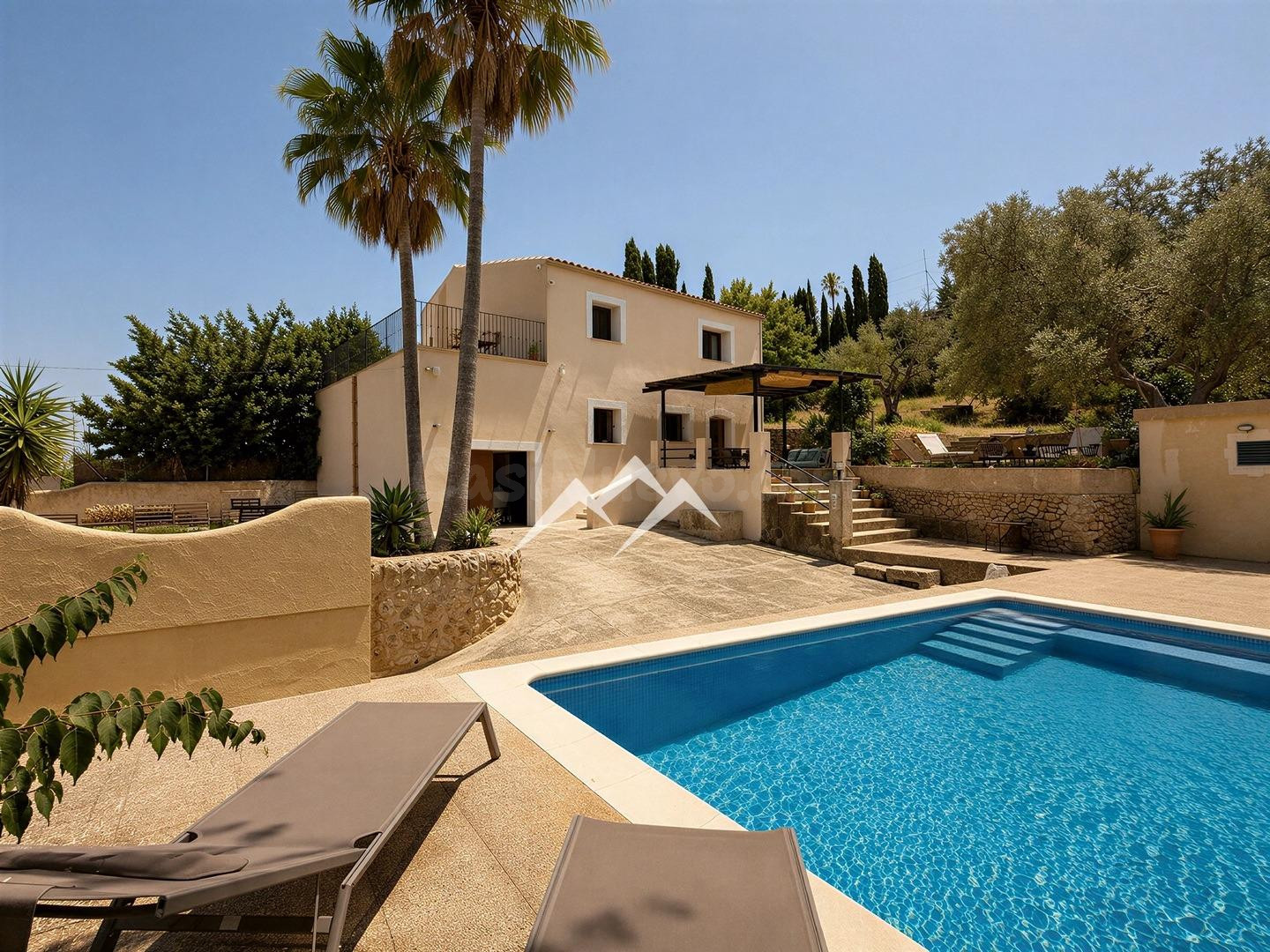 Finca rústica con Cédula de Habitabilidad, vivienda unifamiliar y piscina.