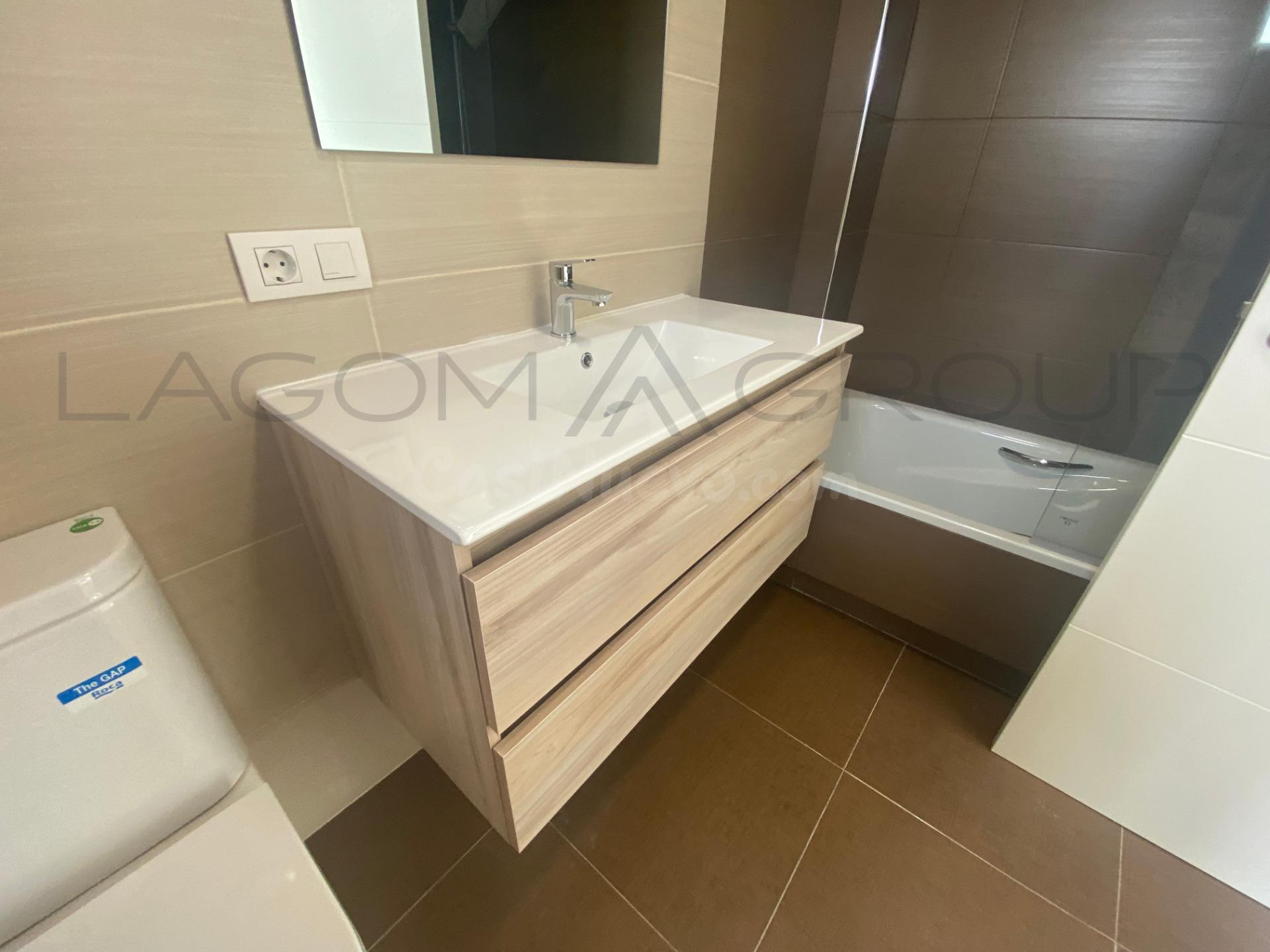 EXCLUSIVA CASA CON ASCENSOR, JARDÍN Y GARAJE PARA 4 COCHES EN EL CENTRO DE TORREFARRERA
