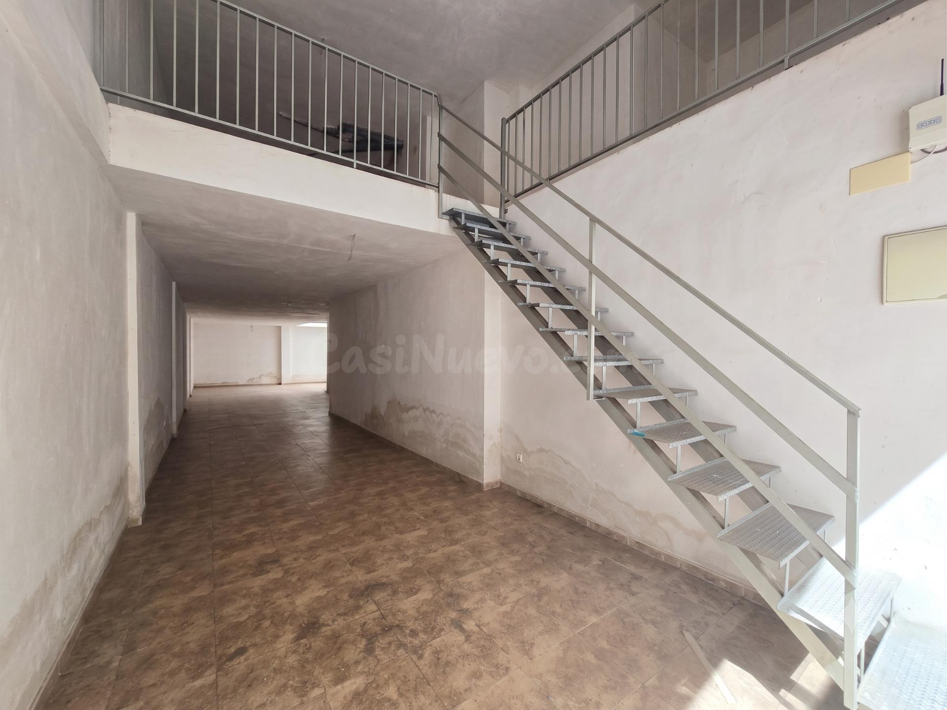 Local comercial en venta de 241 m2 con altillo y salida de humos en Santa Pola