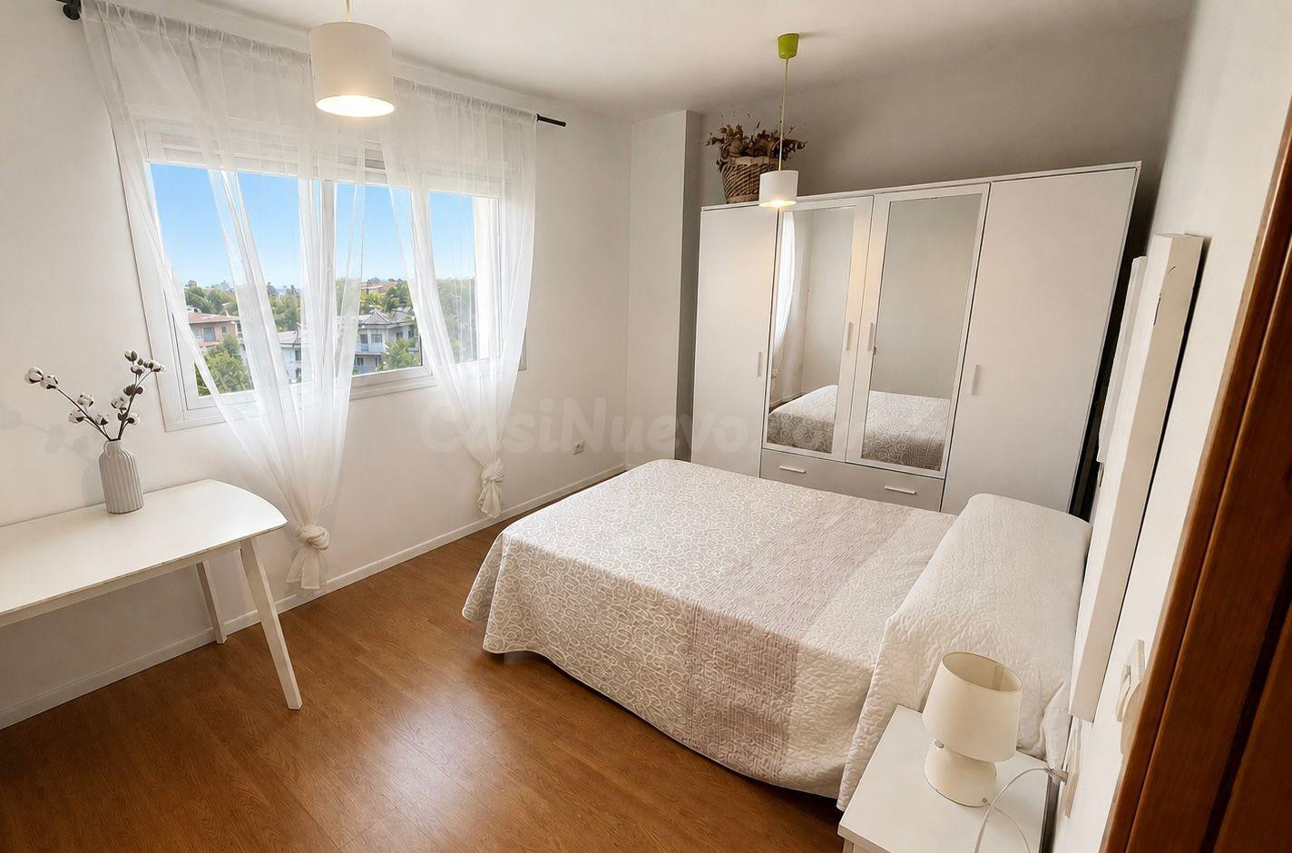Amplio Piso Seminuevo con Vistas y Servicios en Urbanización Privada