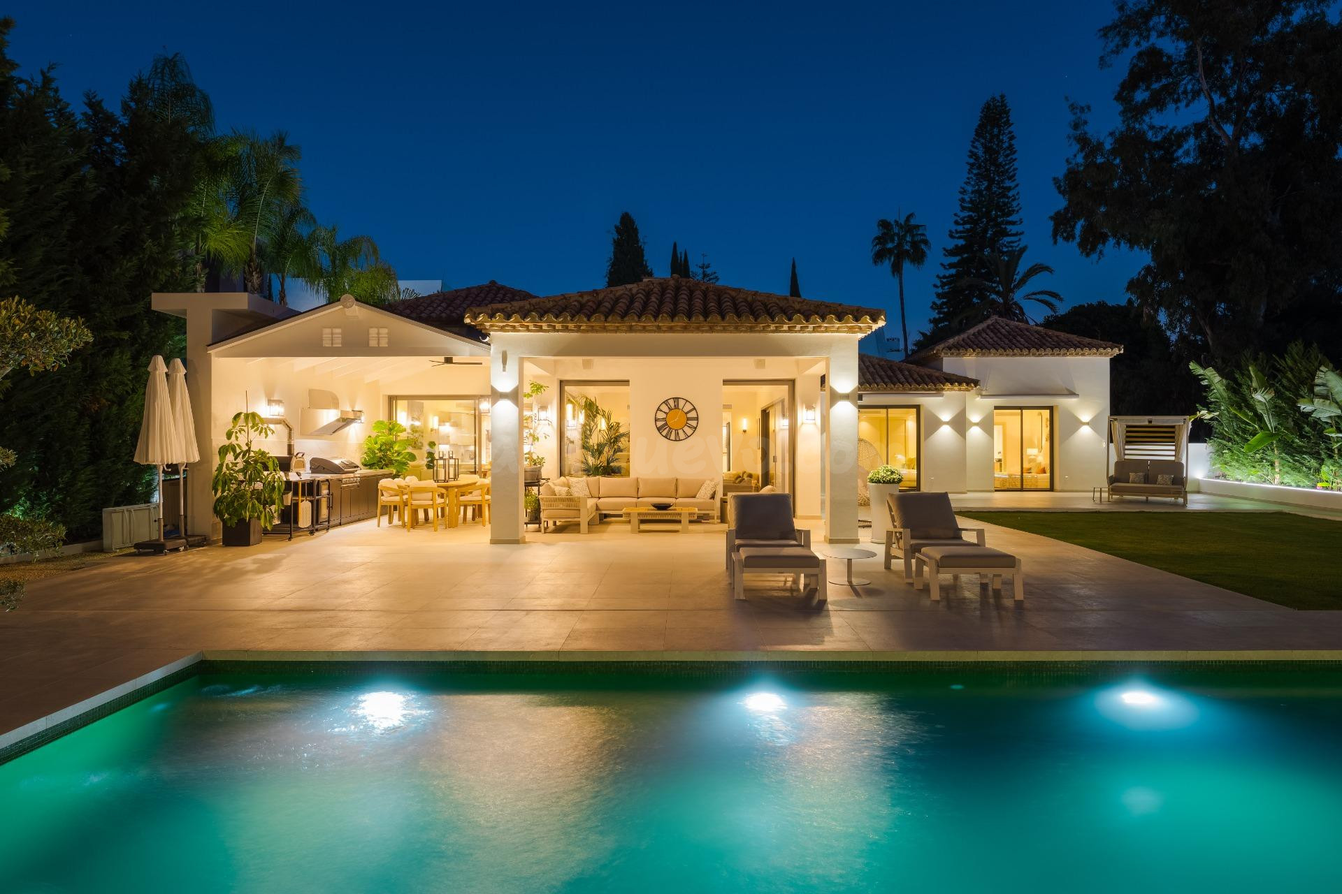 ELEGANTE VILLA CONTEMPORÁNEA EN NUEVA ANDALUCÍA