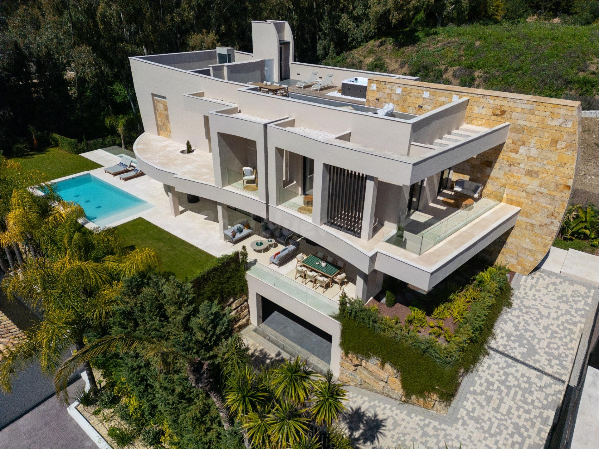 LUJOSA VILLA DE 5 DORMITORIOS EN LA CERQUILLA, MARBELLA