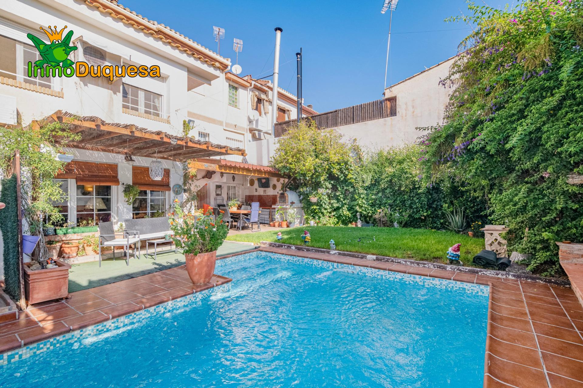 Doble casa adosada con de 130 m2 de jardín y piscina privada. En el centro de Chauchina