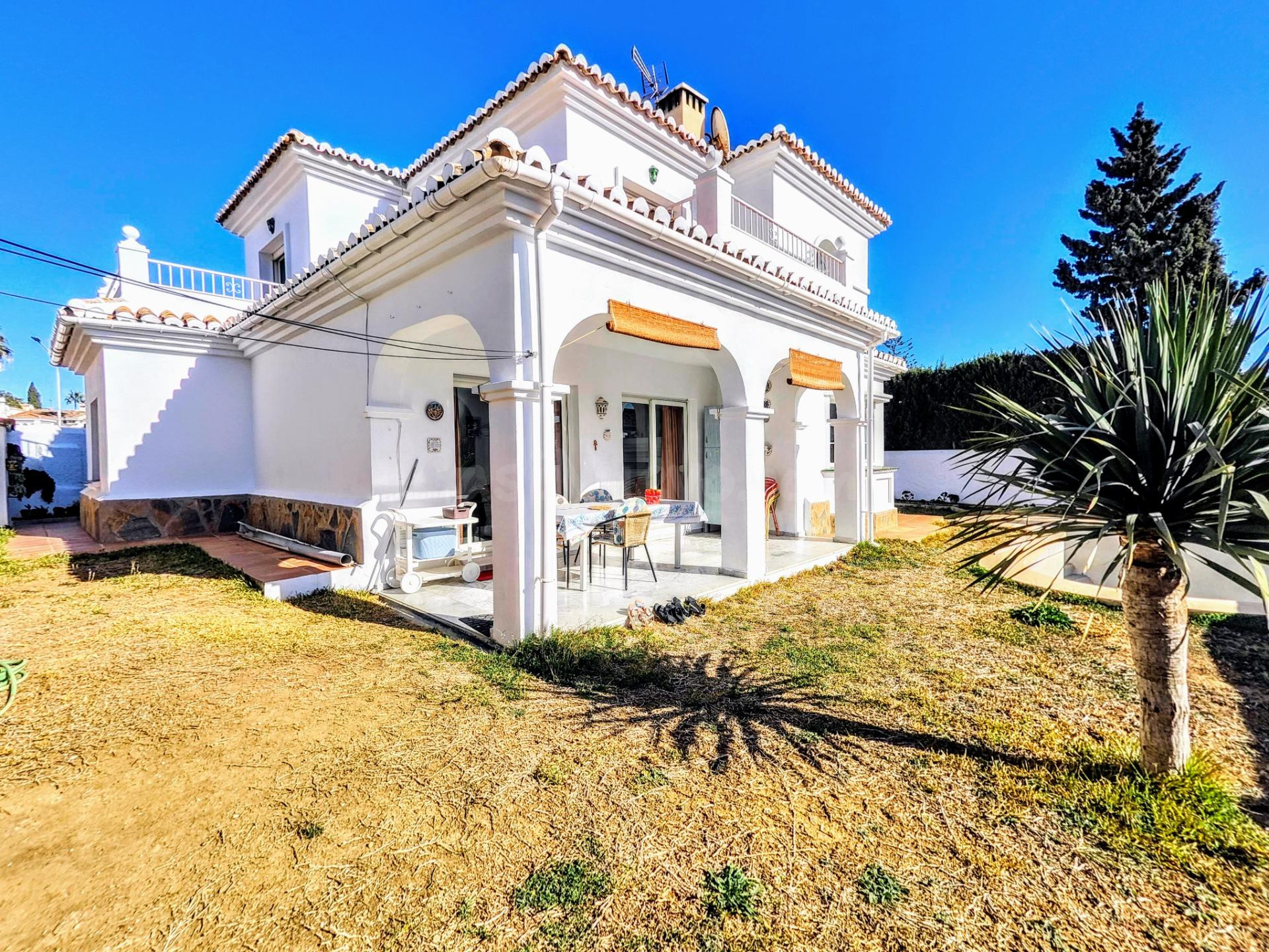 VILLA INDEPENDIENTE EN ZONA PLAZA SOLYMAR A 500 M DE LA PLAYA !!!