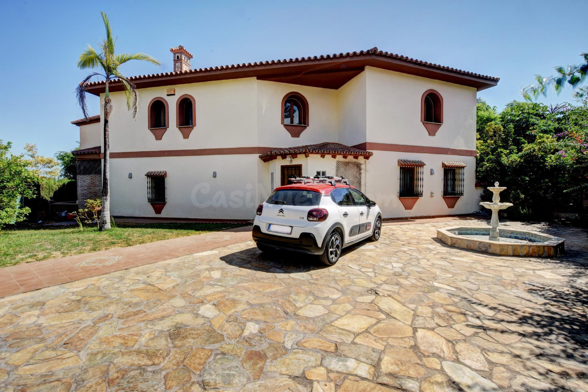 UBICACIÓN CENTRAL A TODO! Descubra la Villa de sus Sueños en Venta en Benalmádena Costa
