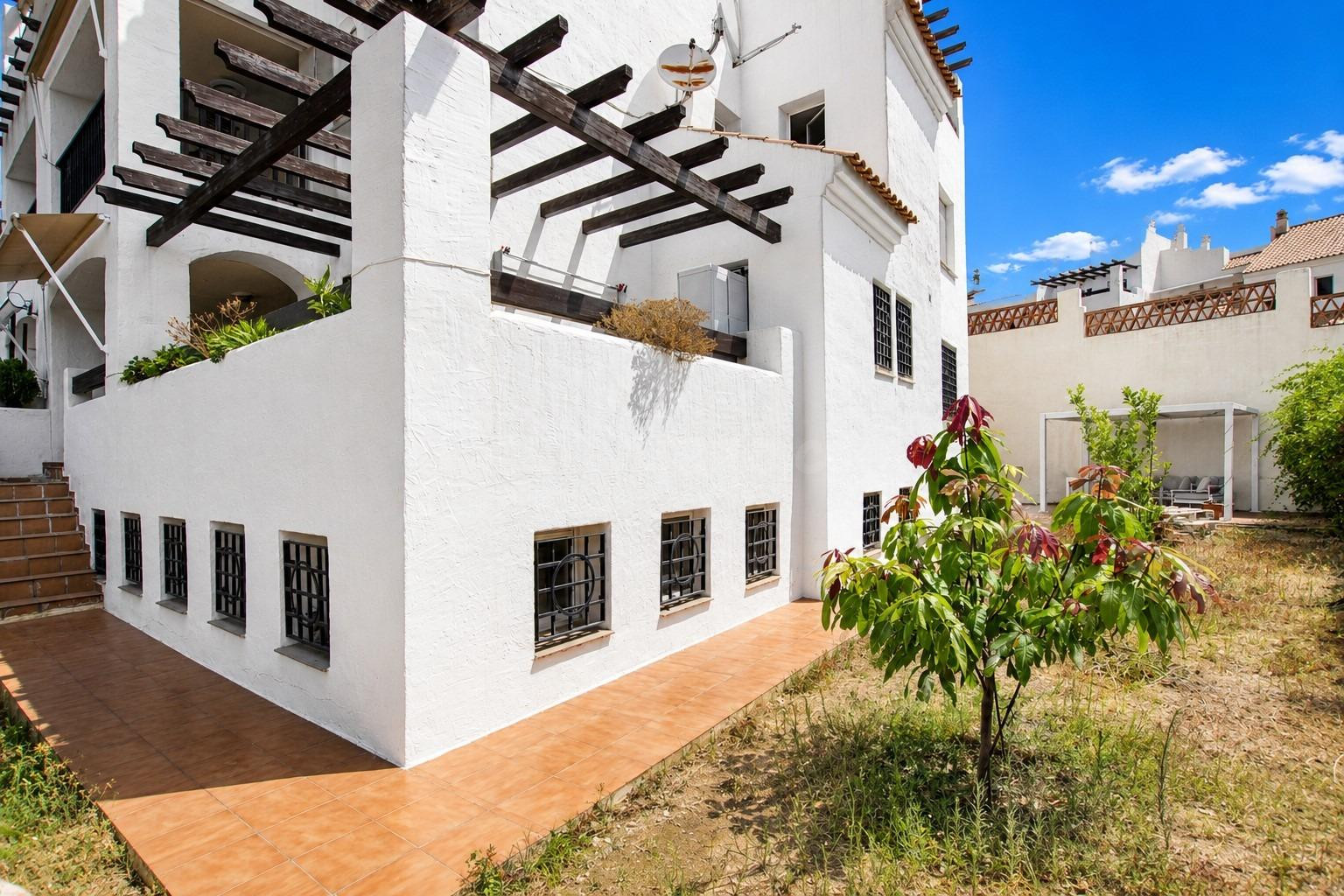 Exclusivo dúplex esquina con gran jardín privado