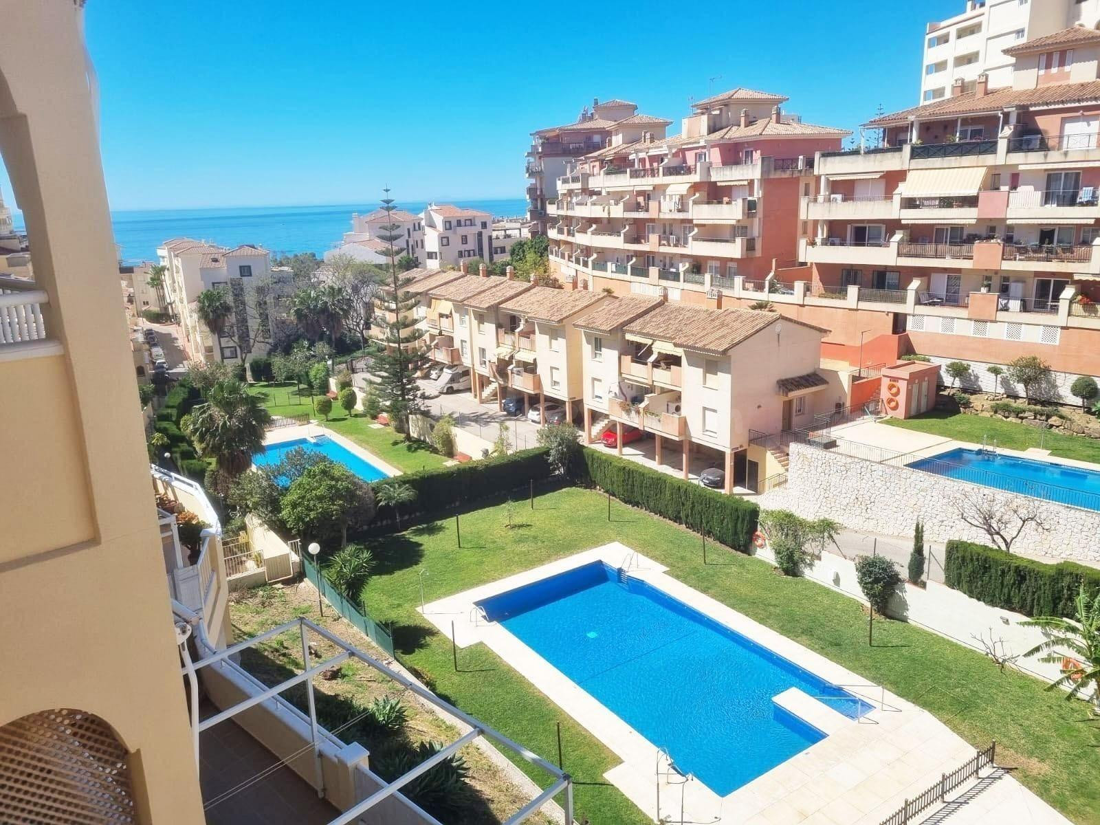 ÁTICO DÚPLEX CON GRAN SOLÁRIUM Y VISTAS AL MAR EN TORREQUEBRADA