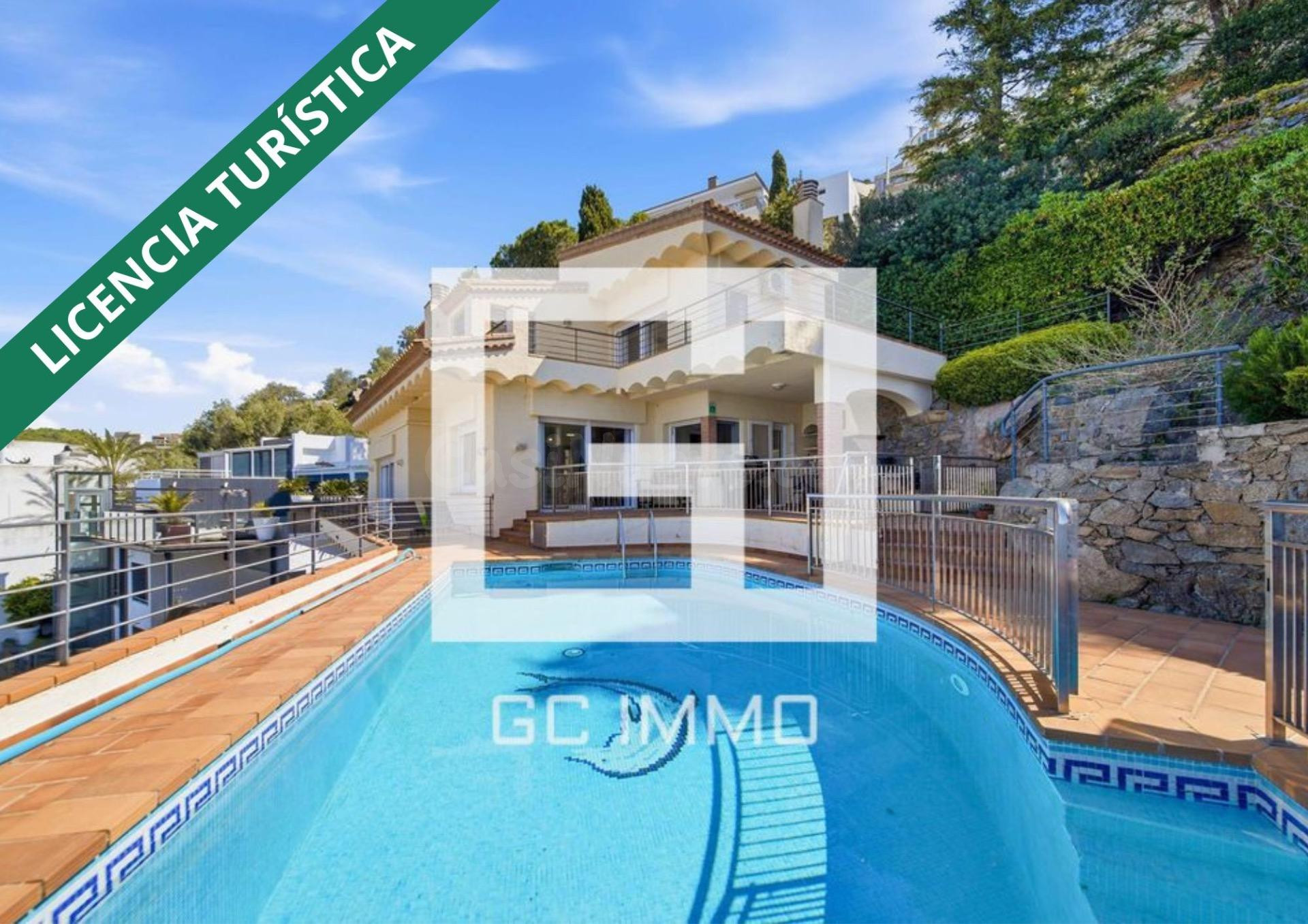 Casa con piscina con vistas panorámicas a la bahía de roses