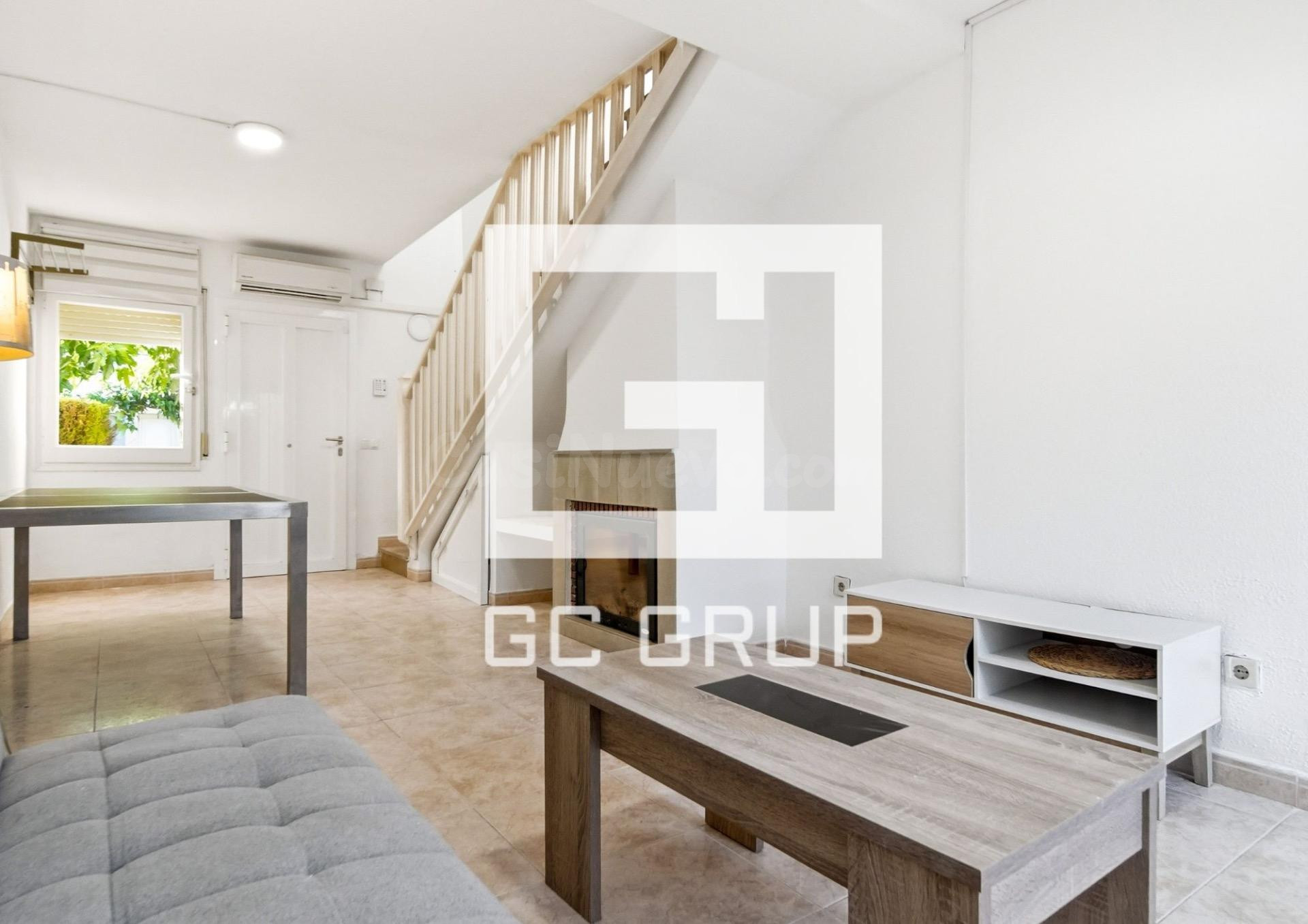 Casa en urbanización Port Estrella con jardín privado y piscina comunitaria