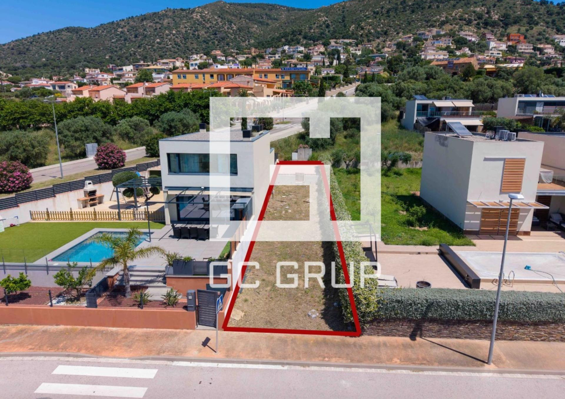 Terreno edificable a primera linea en la urbanización Mas Isaac