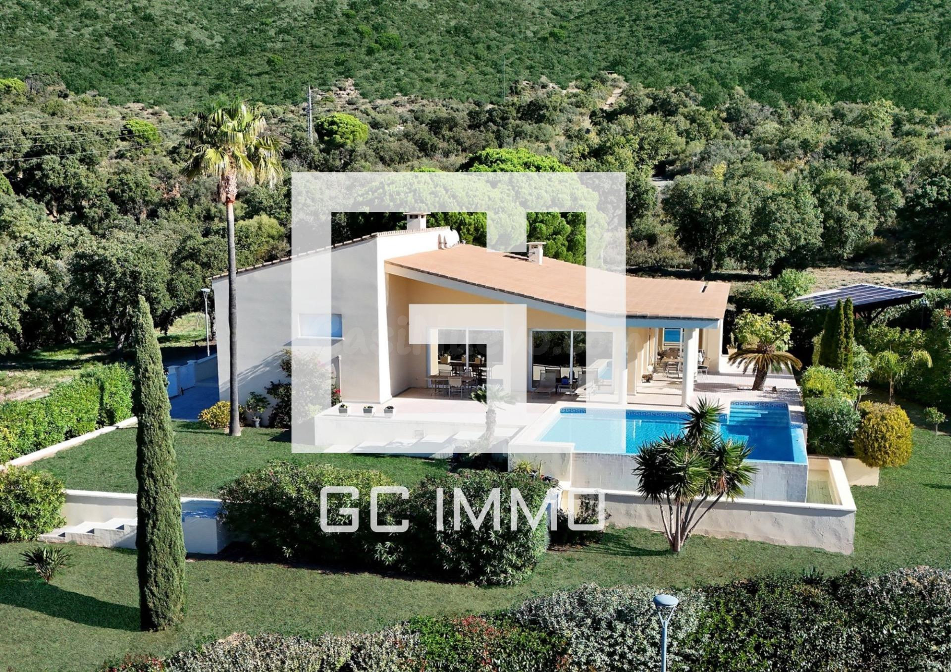 Villa de lujo con amplios espacios, piscina y gran parcela