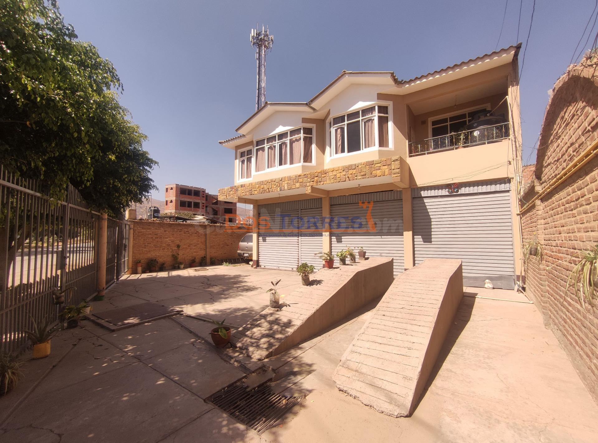 Amplia casa ideal para negocio y vivienda sobre Avenida próximo a la Siglo XX