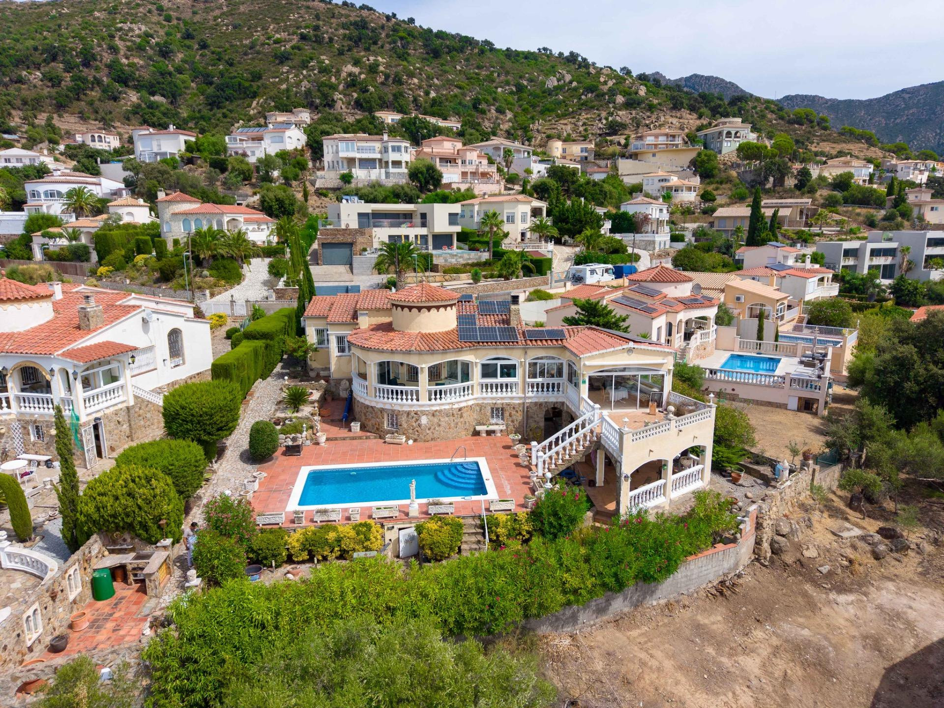 CASA CON PISCINA CLIMATIZADA Y VISTAS PANORÁMICAS