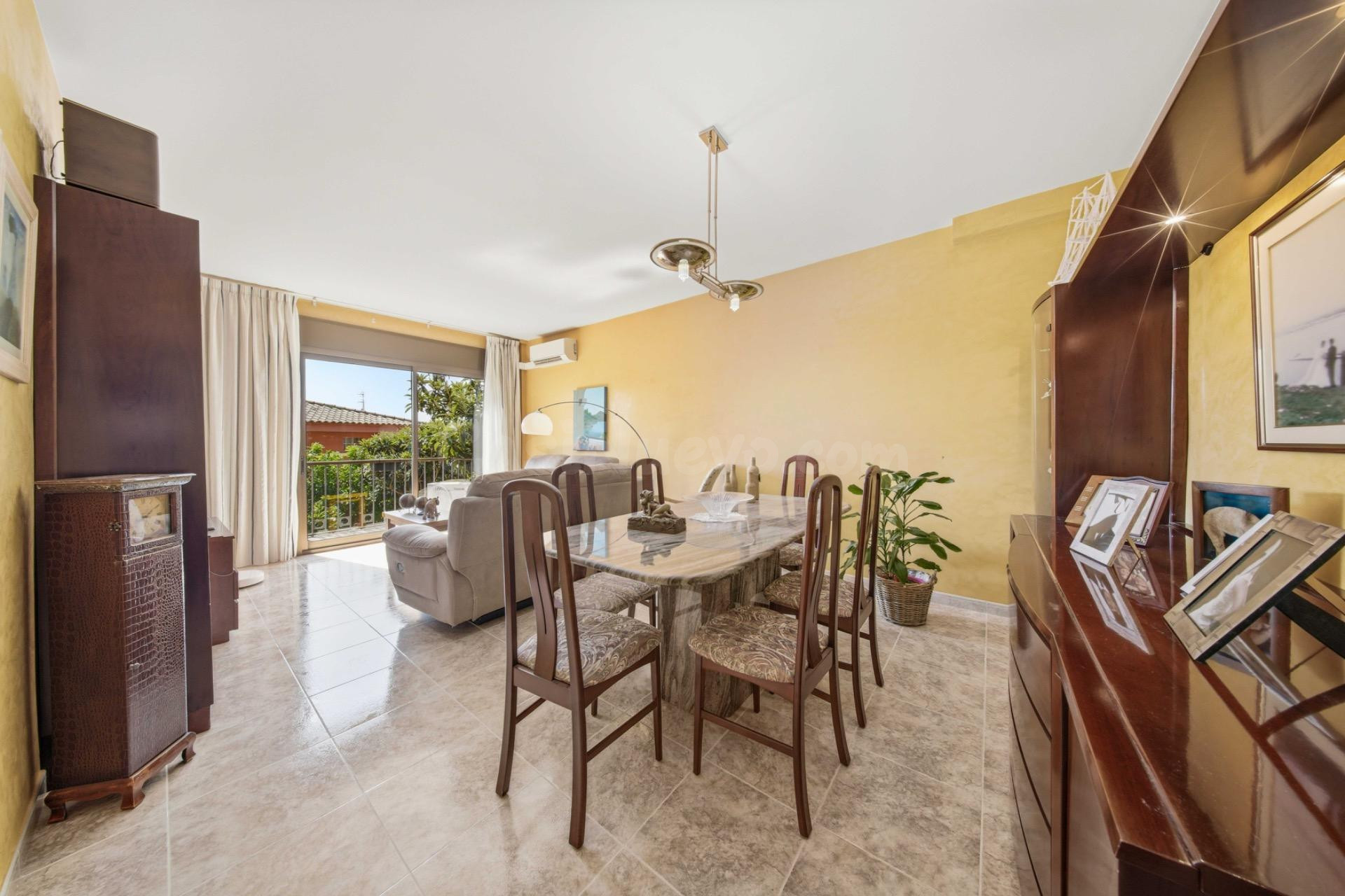 Chalet adosado en venta en Palau Savardera - foto 2