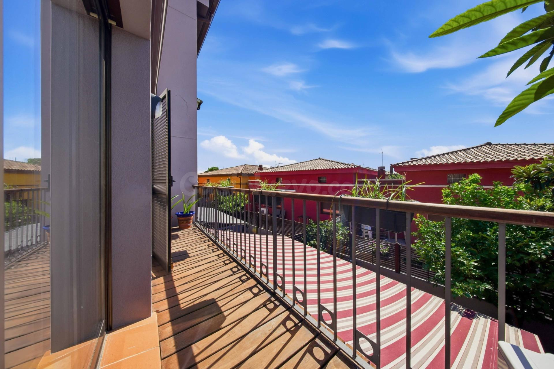 Chalet adosado en venta en Palau Savardera - foto 5