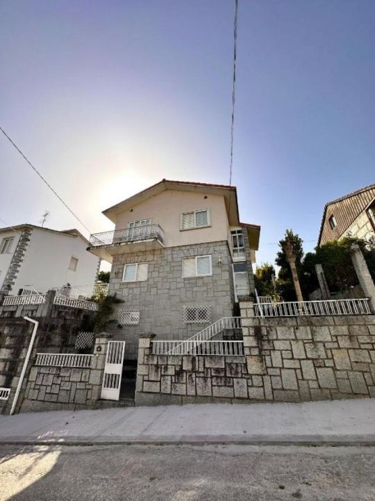 OPORTUNIDAD!!! CASA INDEPENDIENTE  DE TRES PLANTAS EN VENTA EN EL VEINTIUNO