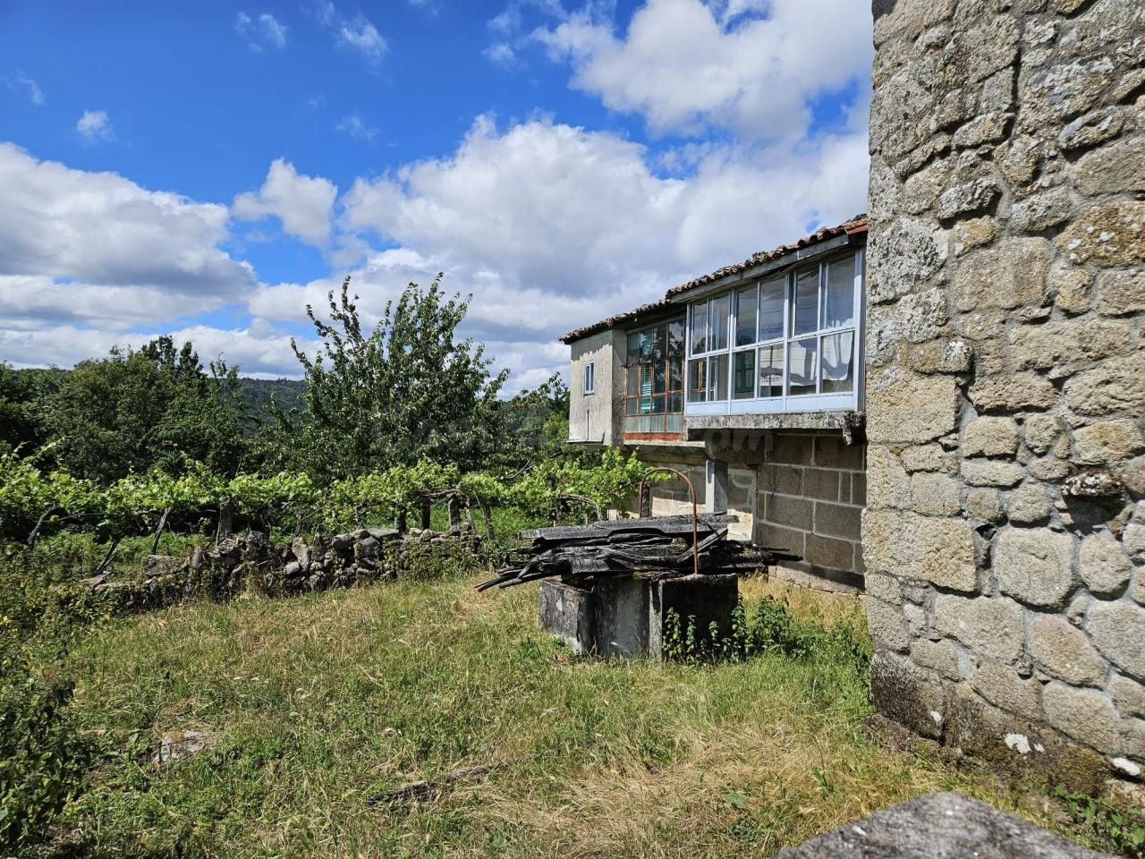 !!! SE VENDE CASA CON 2500 M2 DE TERRENO EN NOGUEIRA DE RAMUIN !!!