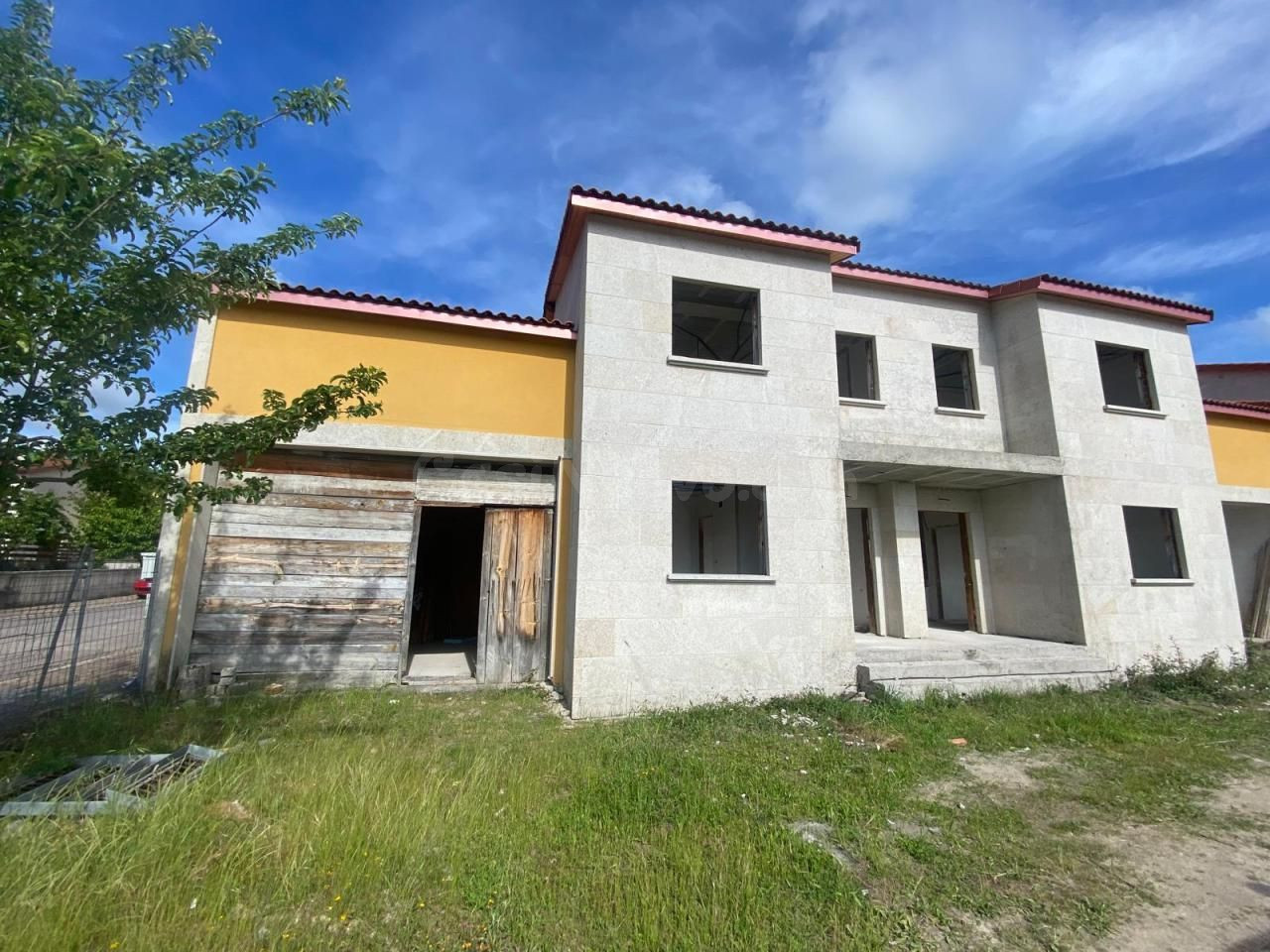 SE VENDEN 8 CHALETS ADOSADOS EN PROYECTO A LA ENTRADA DE ALL