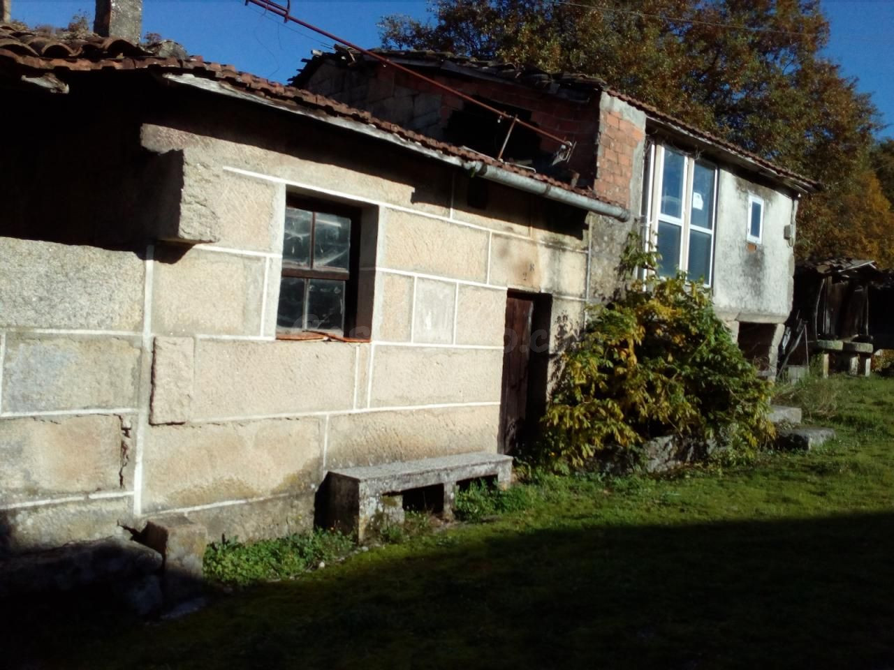 OPORTUNIDAD, SE VENDE CASA PARA RESTAURAR EN AMOEIRO!!! TOTALMENTE REGISTRADA!!