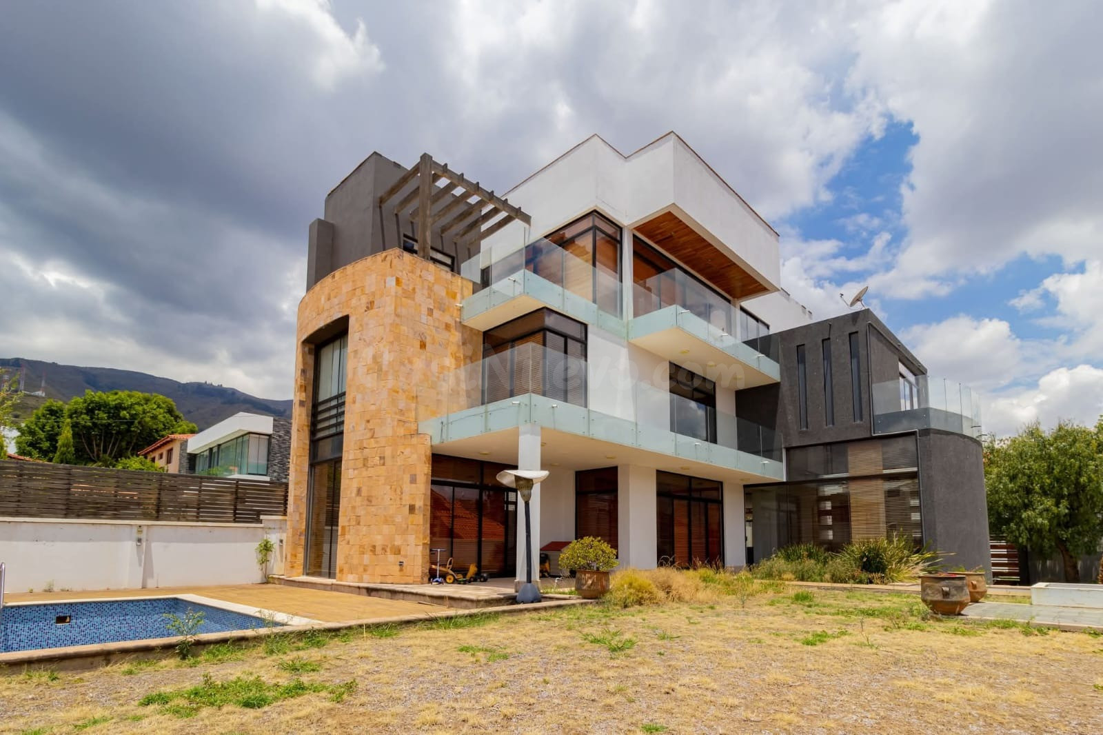 Casa 4 habitaciones 584m² en venta - Aranjuez alto