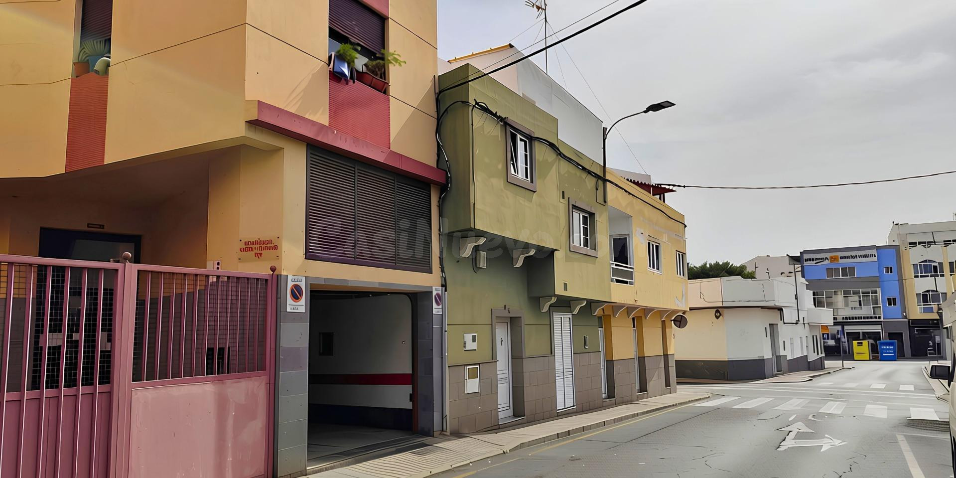 AMPLIA PLAZA DE GARAJE-VECINDARIO