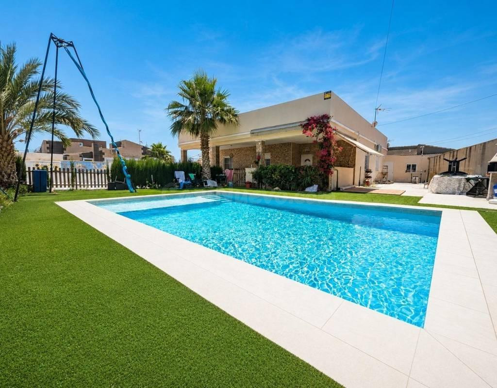 Chalet independiente en planta única con piscina nueva – Torreta Florida (Av. García Lorca)