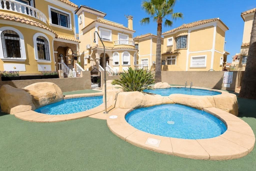 Hermosa Villa Independiente con Orientación Sur, Entrada Privada y Piscina en la Prestigiosa Villamartin