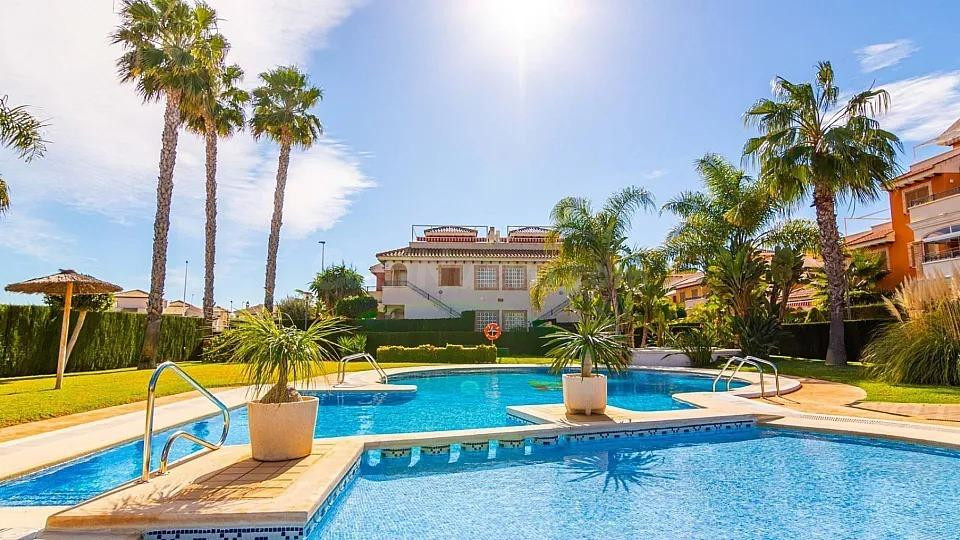 Bungalow en la Planta Alta con Solarium Privado y Vistas al Mar en el Popular Zeniamar