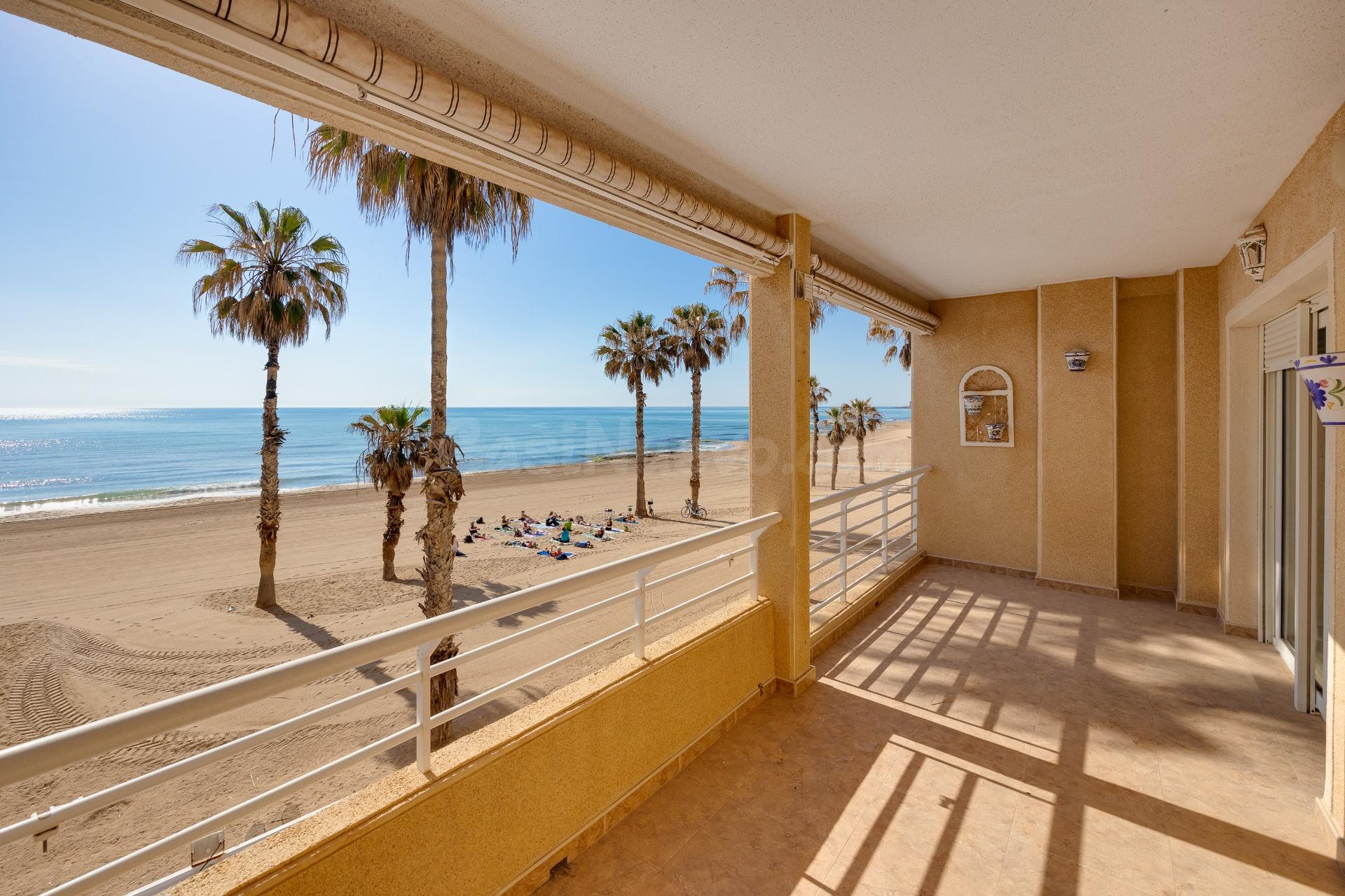 APARTAMENTO EN PRIMERA LINEA DE PLAYA DE LA MATA CENTRO