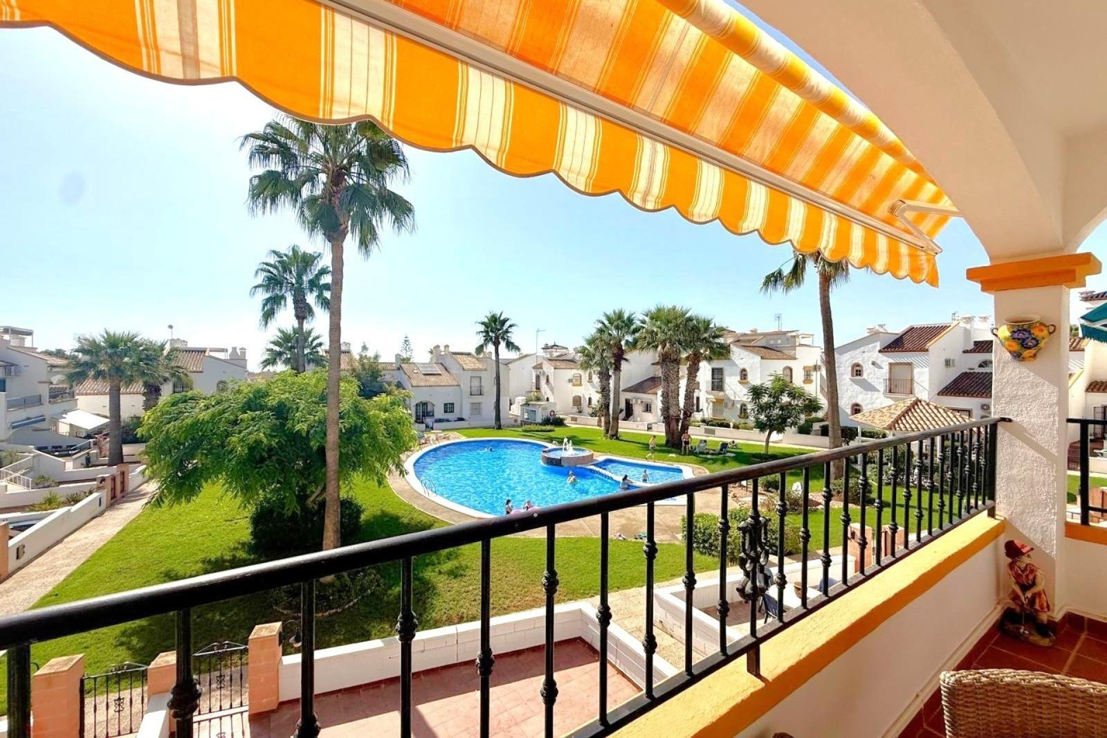 Apartamento en la Última Planta Orientado al Sur con Solárium Privado y Vistas al Mar en Los Dolses