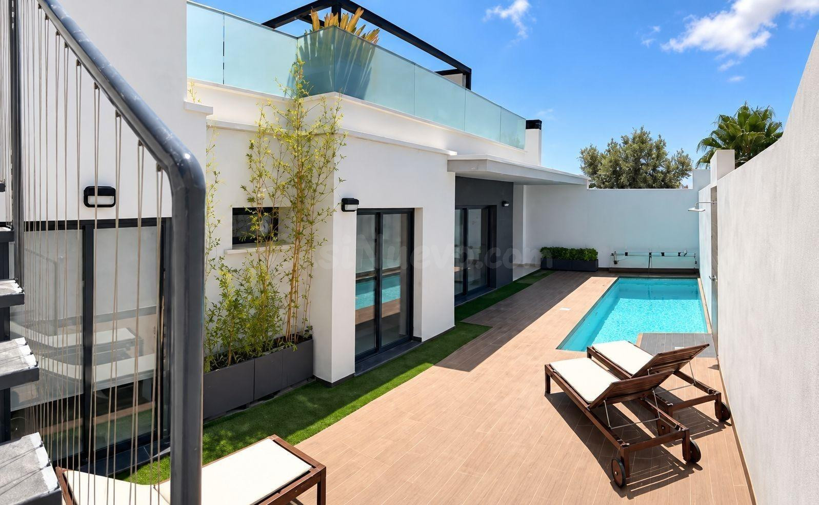 Villa con Piscina Privada y Solárium en la Azotea en Lomas de Cabo Roig
