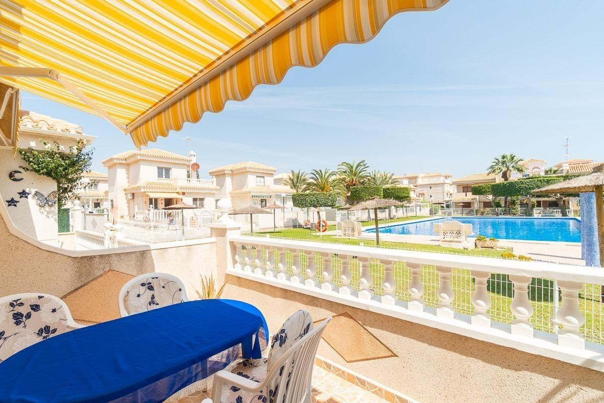 Amplio Adosado Esquina con Vistas a la Piscina en el Corazón de Playa Flamenca