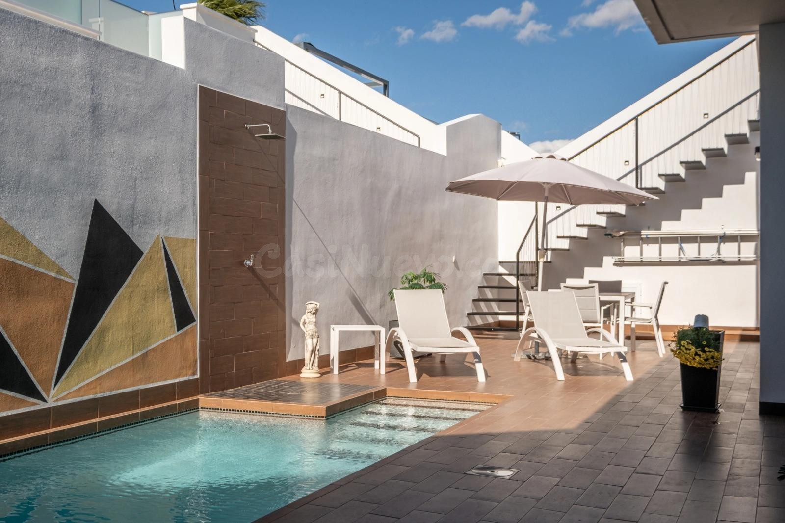 Villa moderna con piscina privada, vistas al mar y terraza en la azotea en Lomas de Cabo Roig