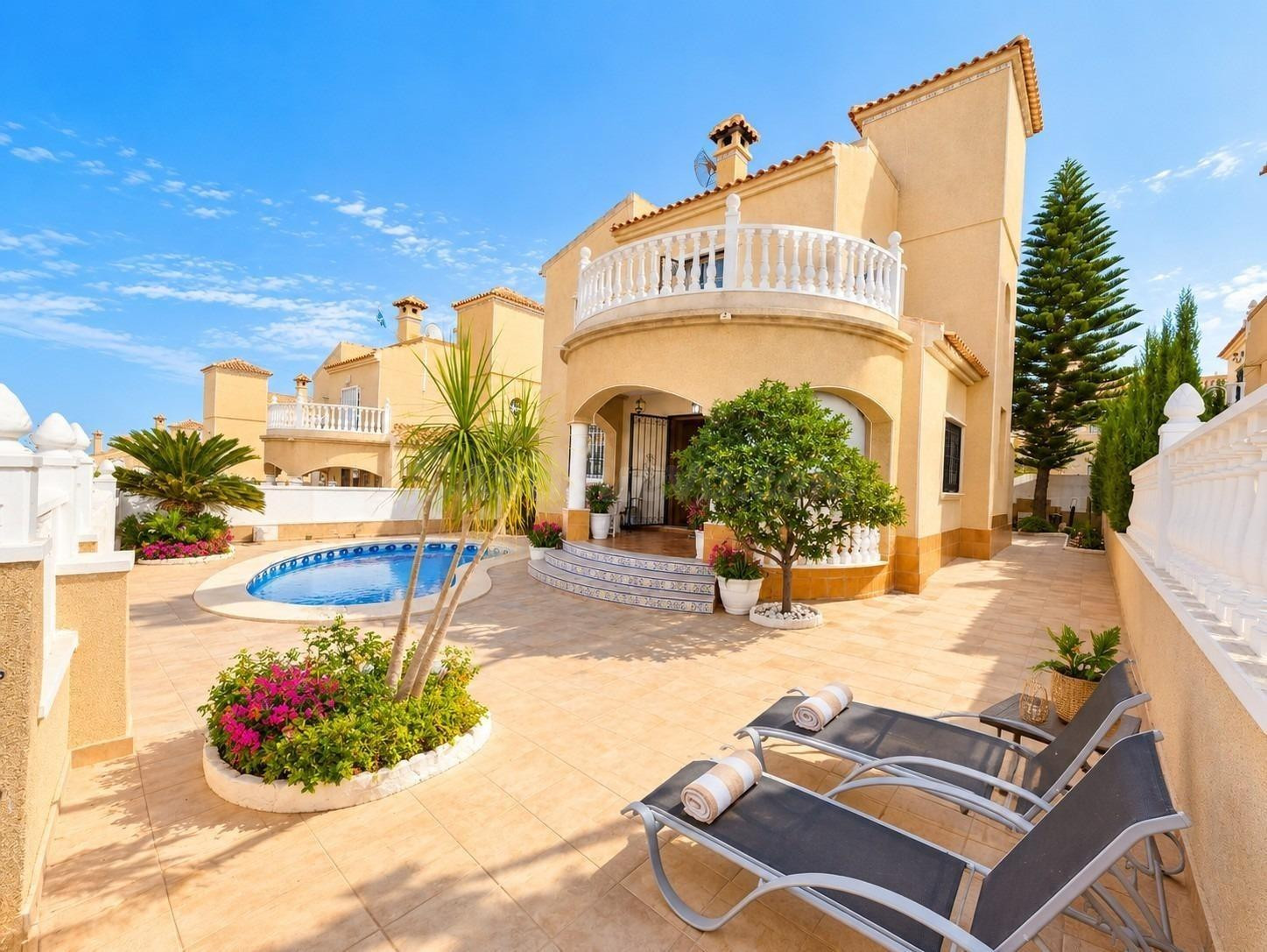 Villa Independiente con Piscina Privada, Vistas al Mar y Parcela de 260 m2 en Villamartin