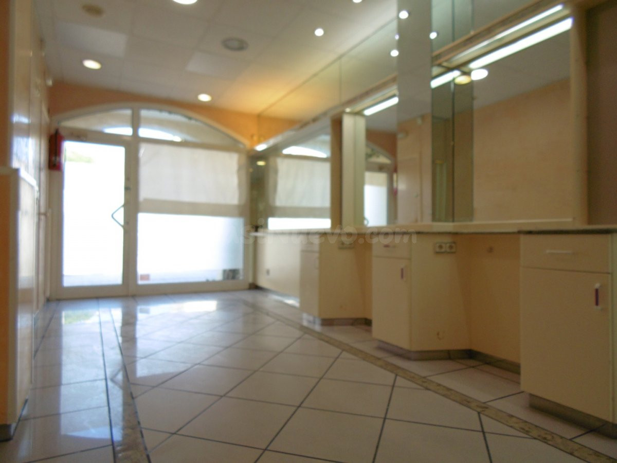 PALAMÓS : Local comercial de 40 m2. al lado del mercado municipal,  SE TU PROPIO JEFE/ A !