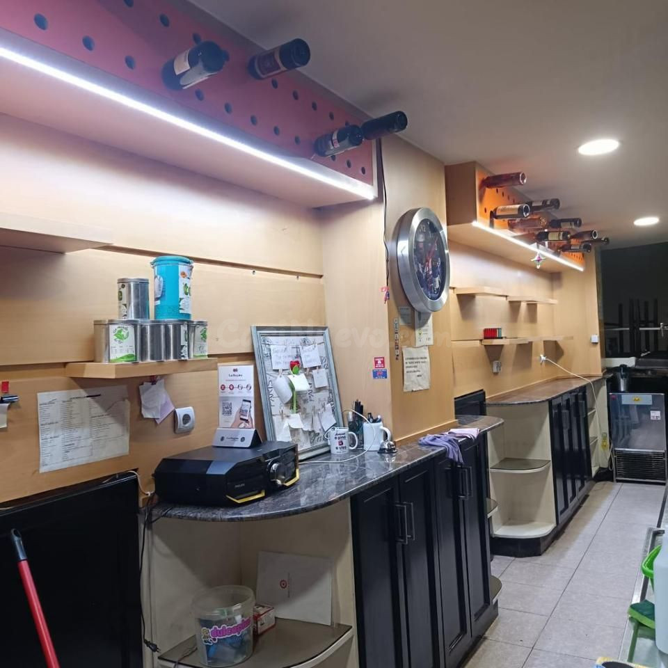 SE TRASPASA LOCAL CENTRICO EN EL PUENTE  ENFRENTE  estación AVE