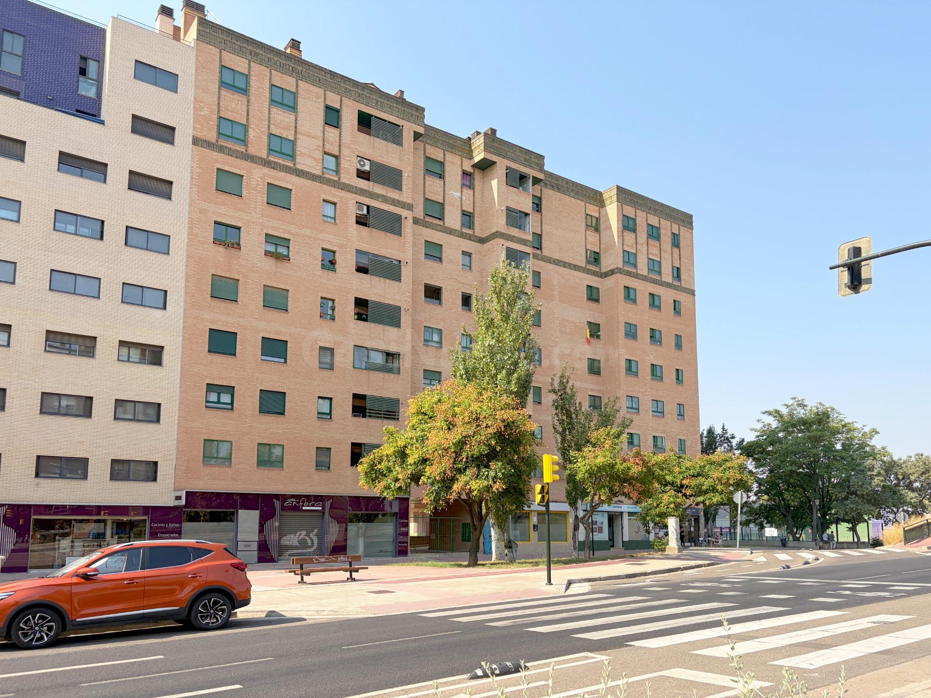 SE VENDE PISO DE CUATRO DORMITORIOS CON GARAJE Y TRASTERO -  - foto 2