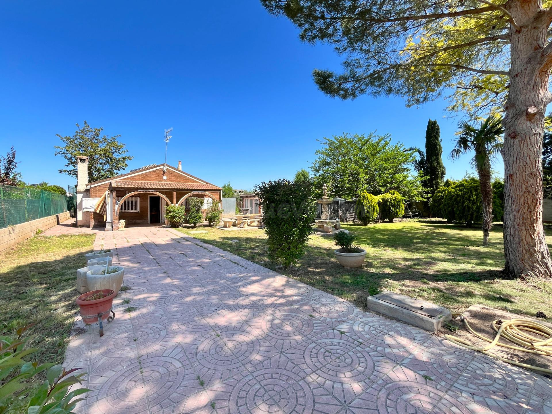 SE VENDE CHALET CON DOS FINCAS RÚSTICAS EN URBANIZACIÓN FUNC