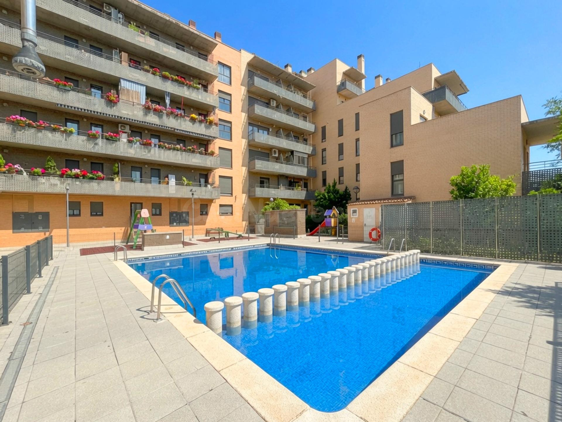 SE VENDE ÁTICO DUPLEX REFORMADO CON PISCINA, GARAJE Y TRASTE