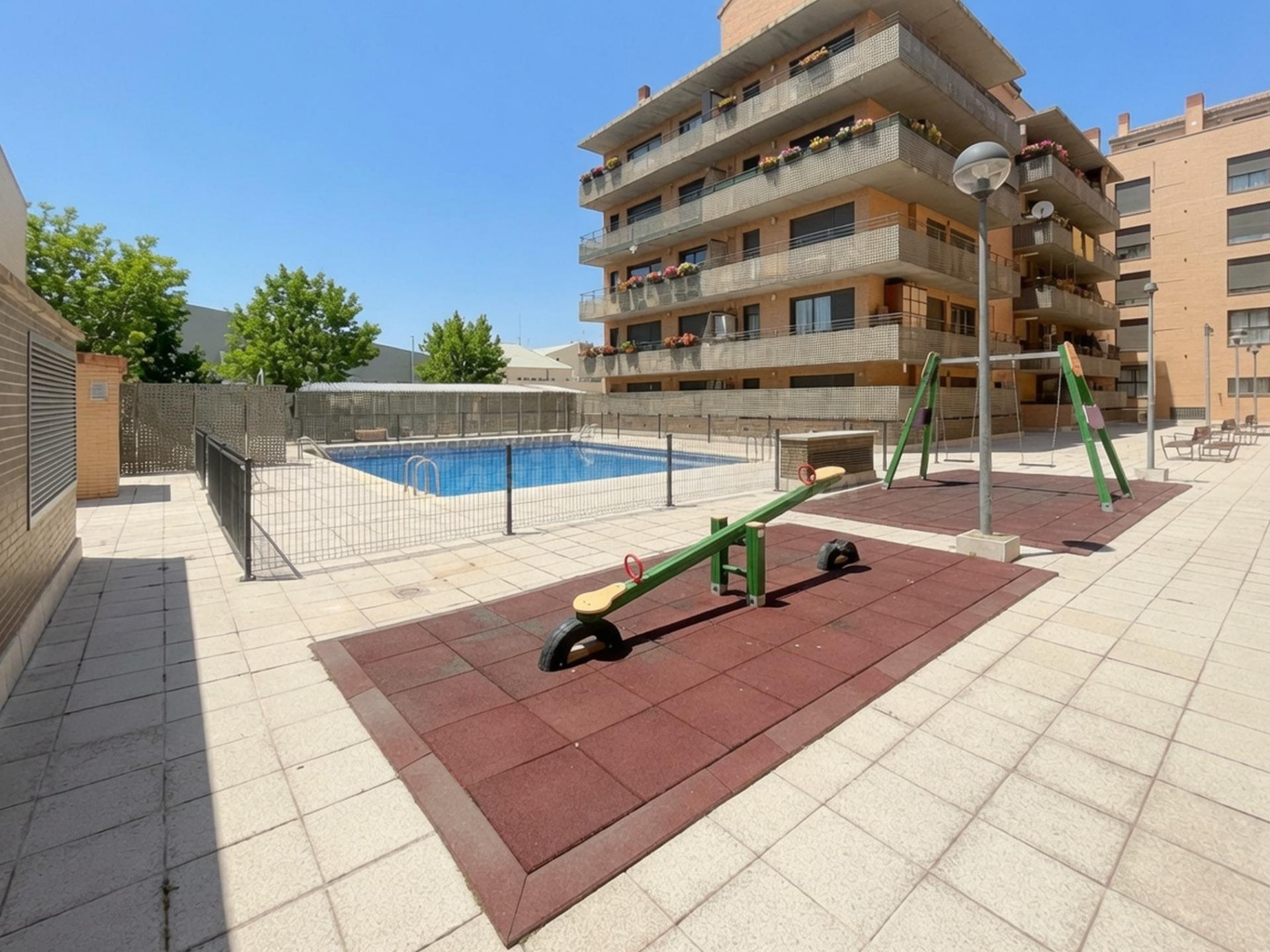 SE VENDE ÁTICO DUPLEX REFORMADO CON PISCINA, GARAJE Y TRASTE - foto 2